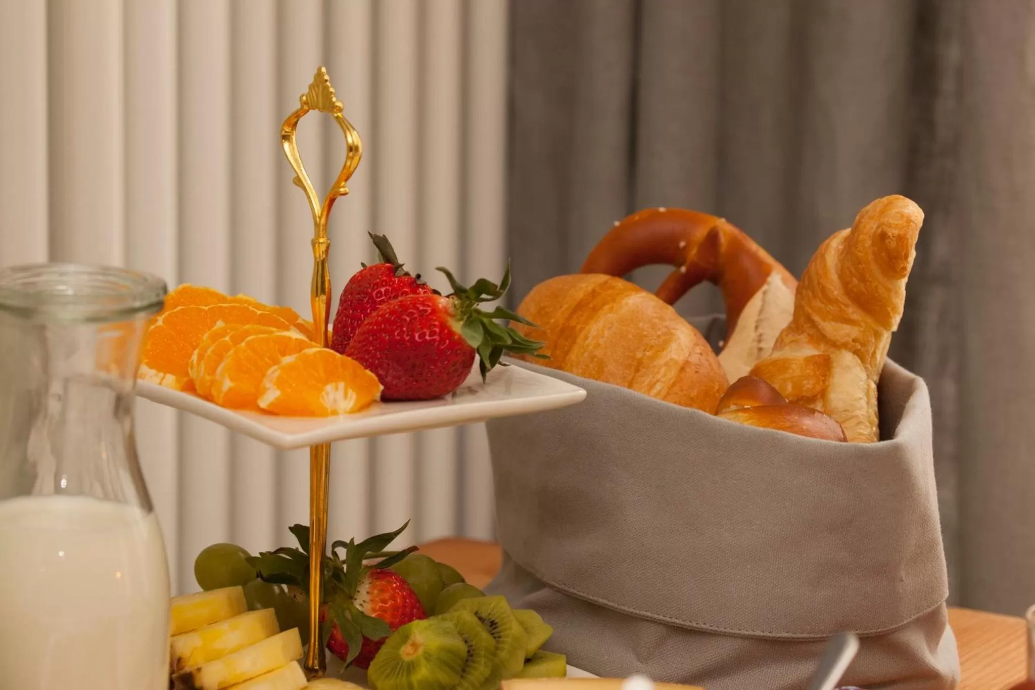 Breakfast, Food in Bed and Breakfast unter den Linden