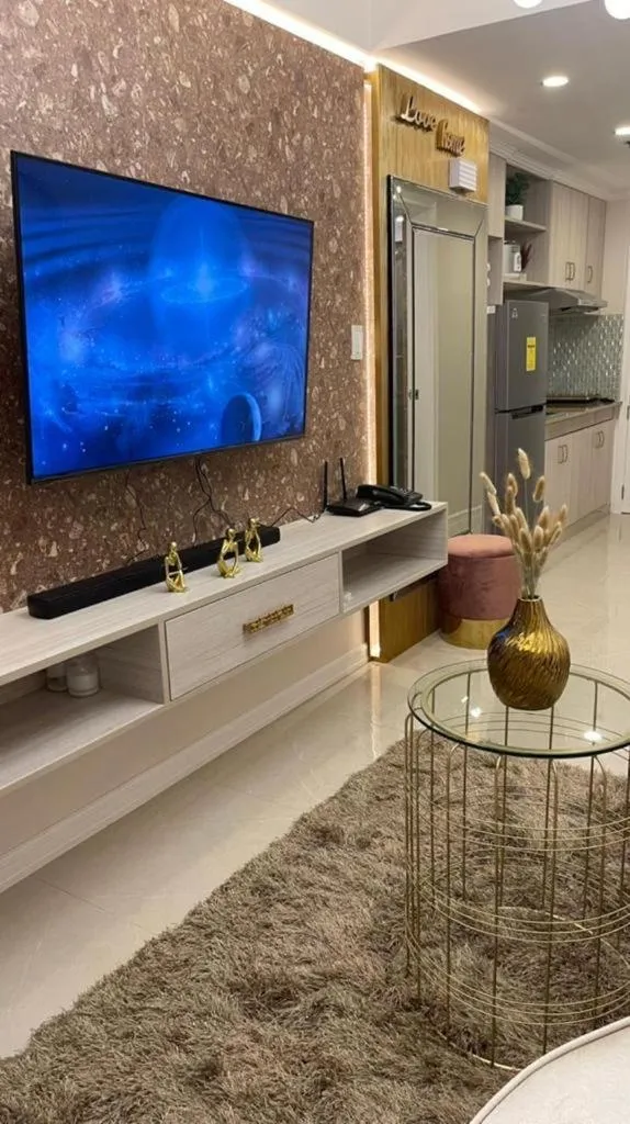 Communal lounge/ TV room, TV/Entertainment Center in Mpt Suites