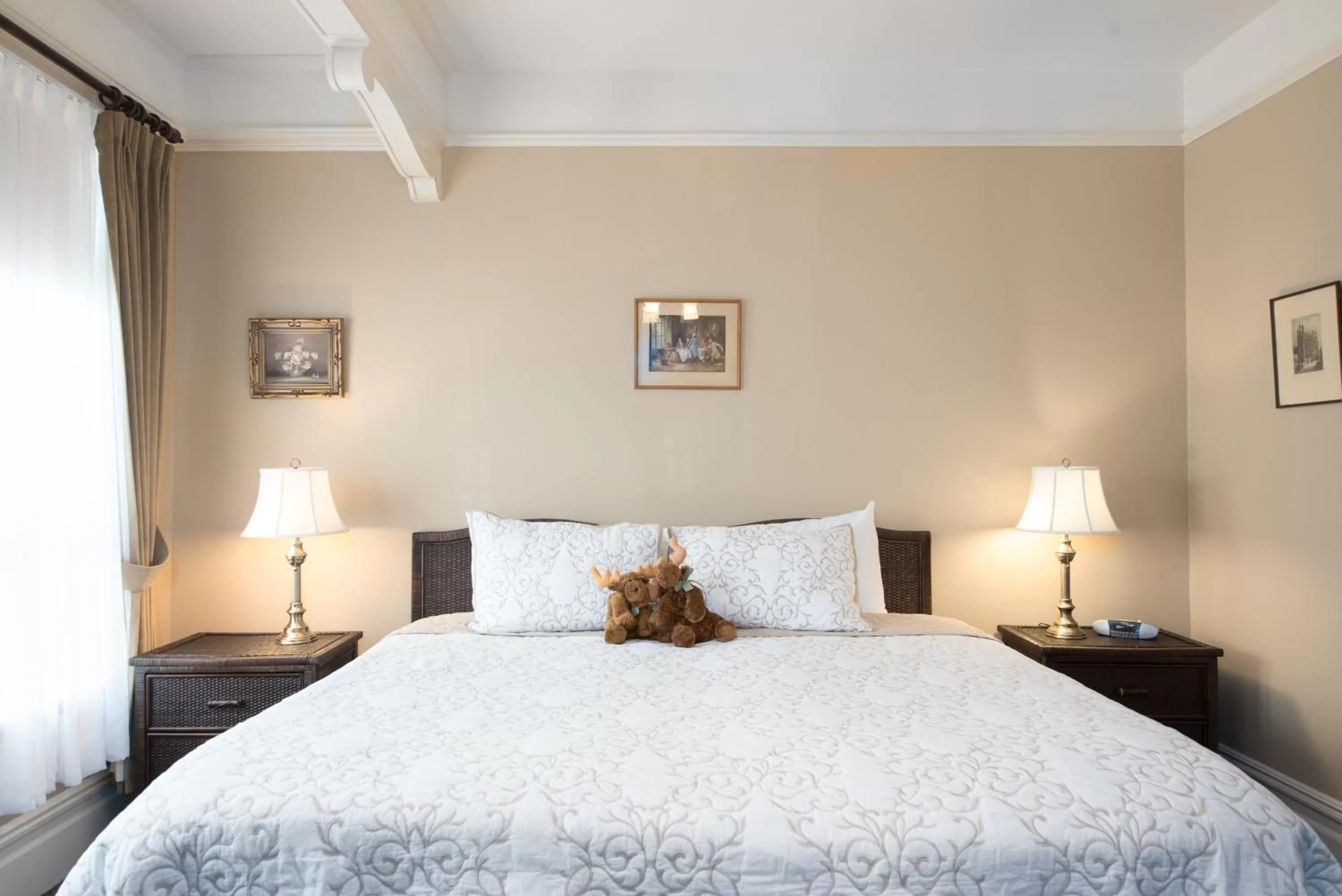 Bed in O Canada House Bed & Breakfast