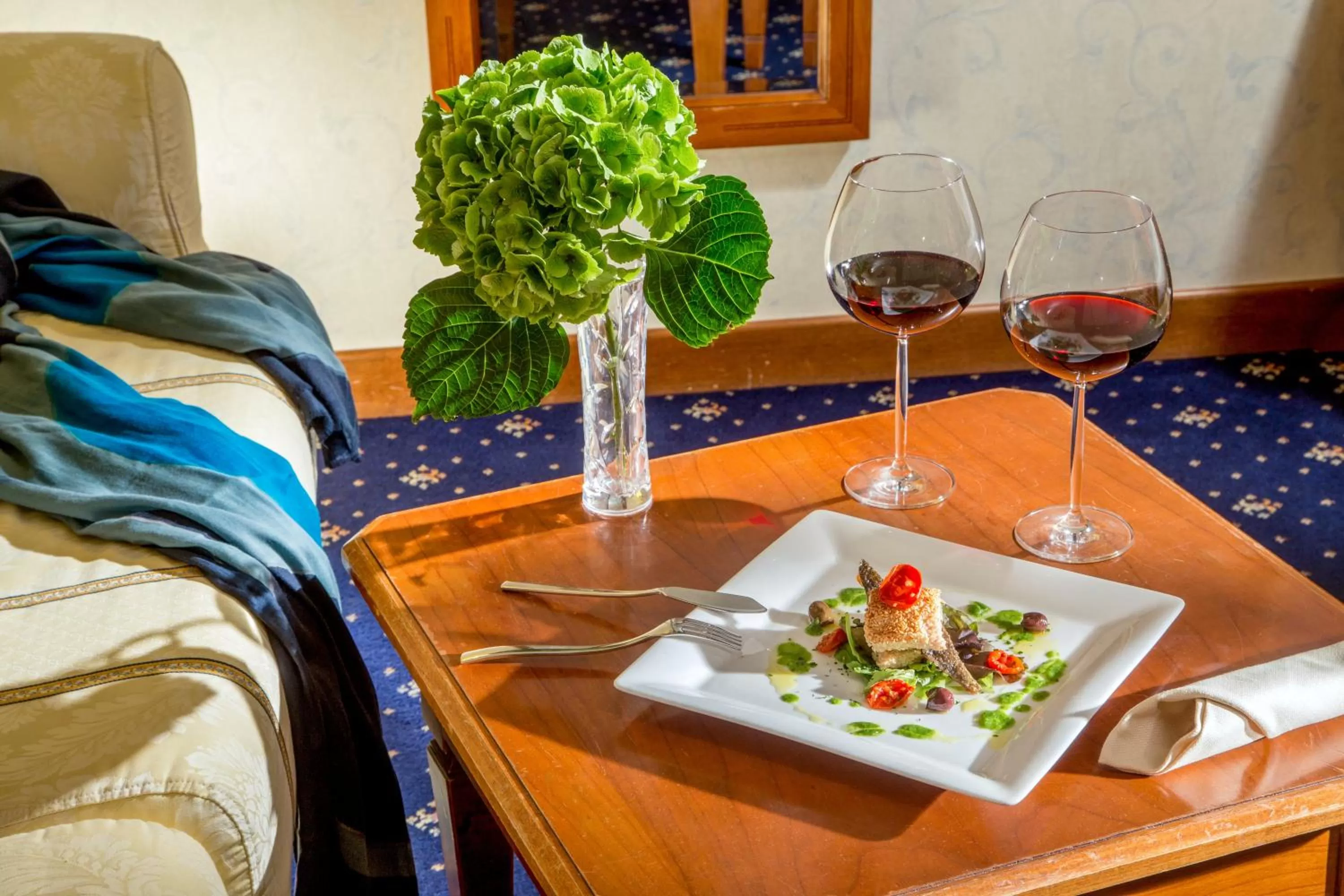 room service, Bed in UNA Hotels Empire Roma