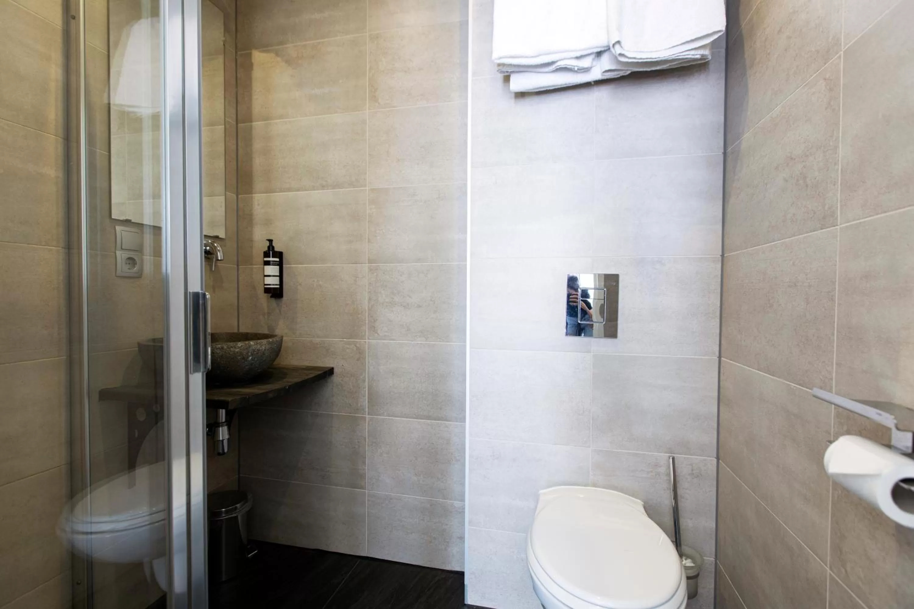 Toilet in Quentin England Hotel