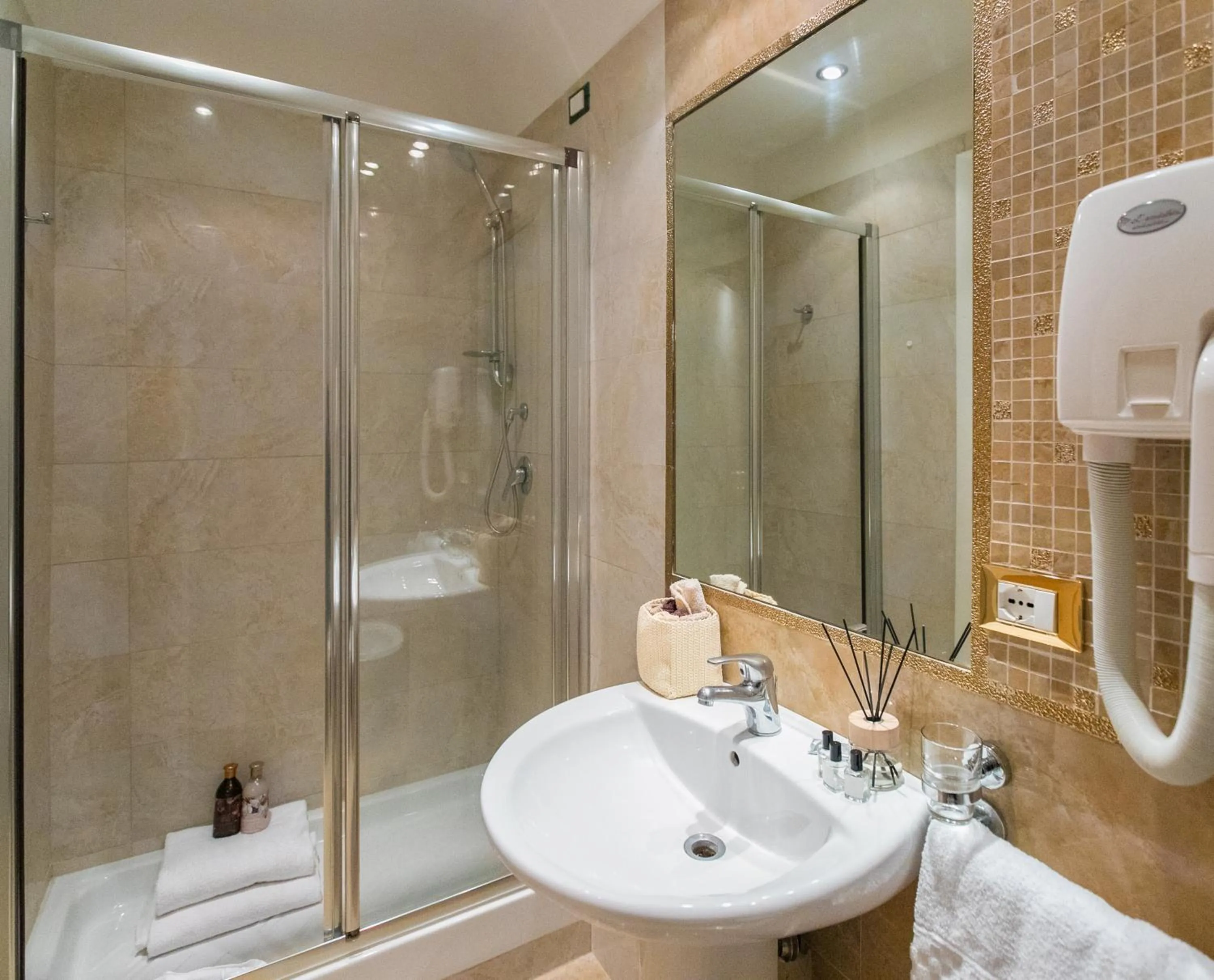 Shower in Hotel Erdarelli