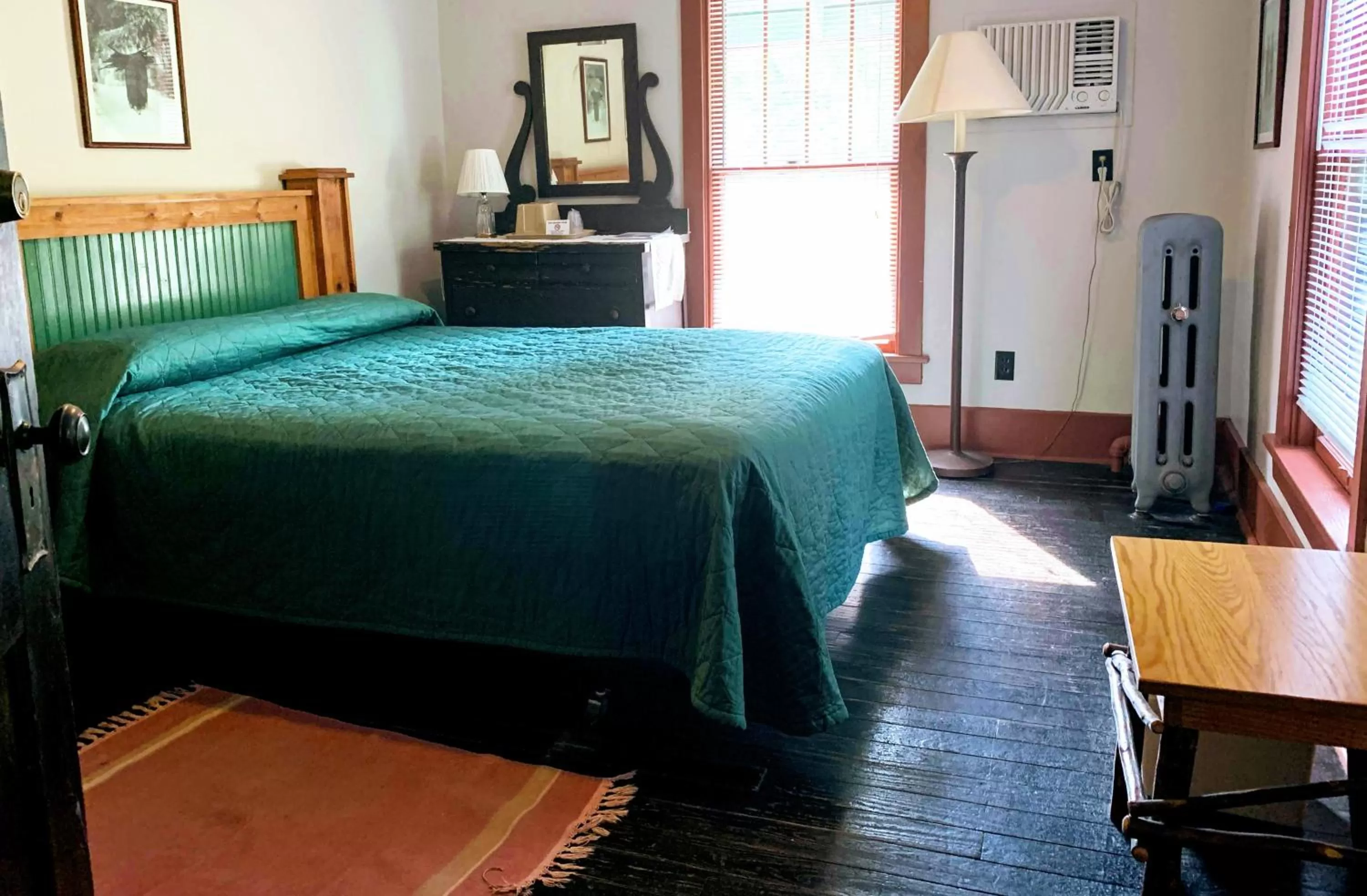 Bedroom, Bed in Lakeside Inn