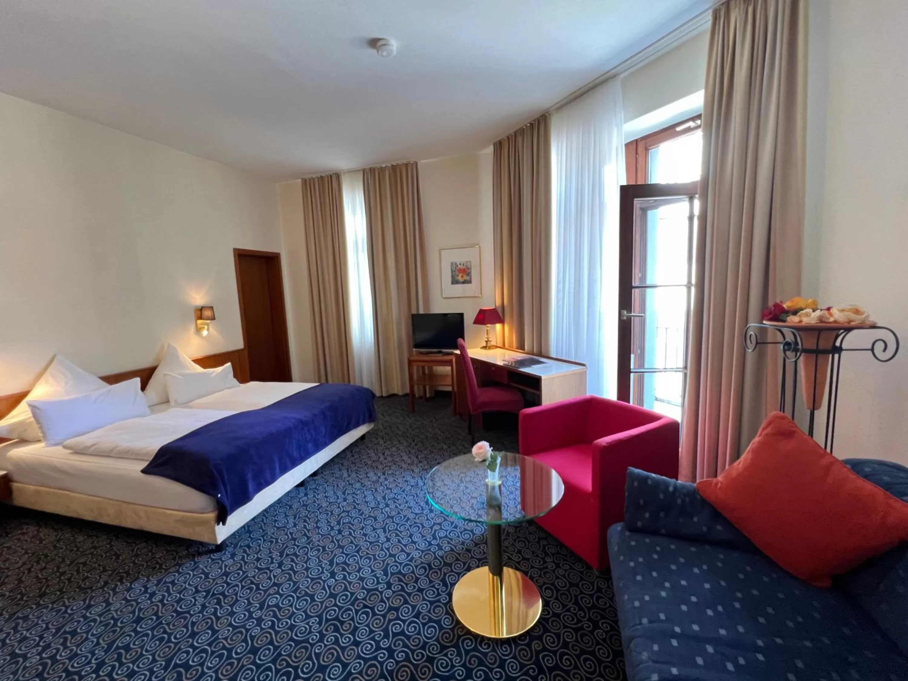 Photo of the whole room, Bed in Stadthotel