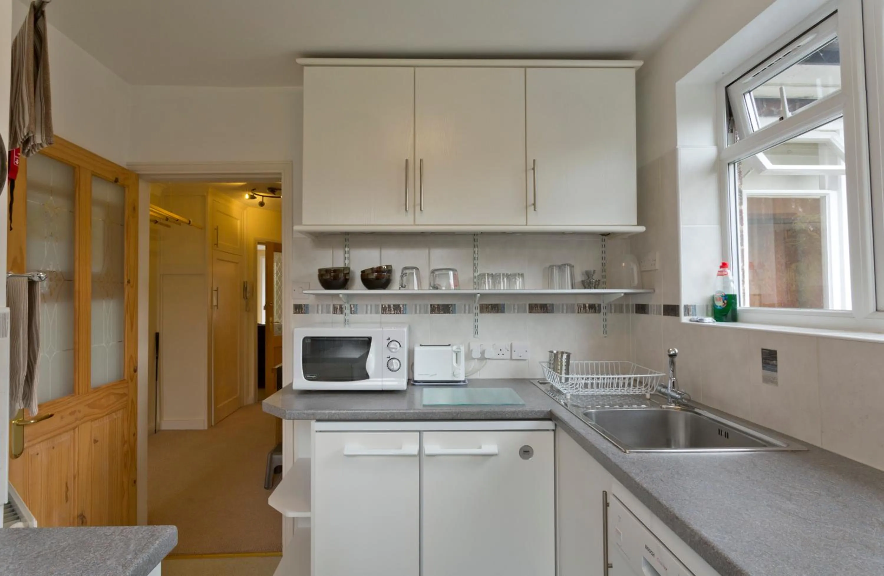 Kitchen or kitchenette in Poplar House Serviced Apartments