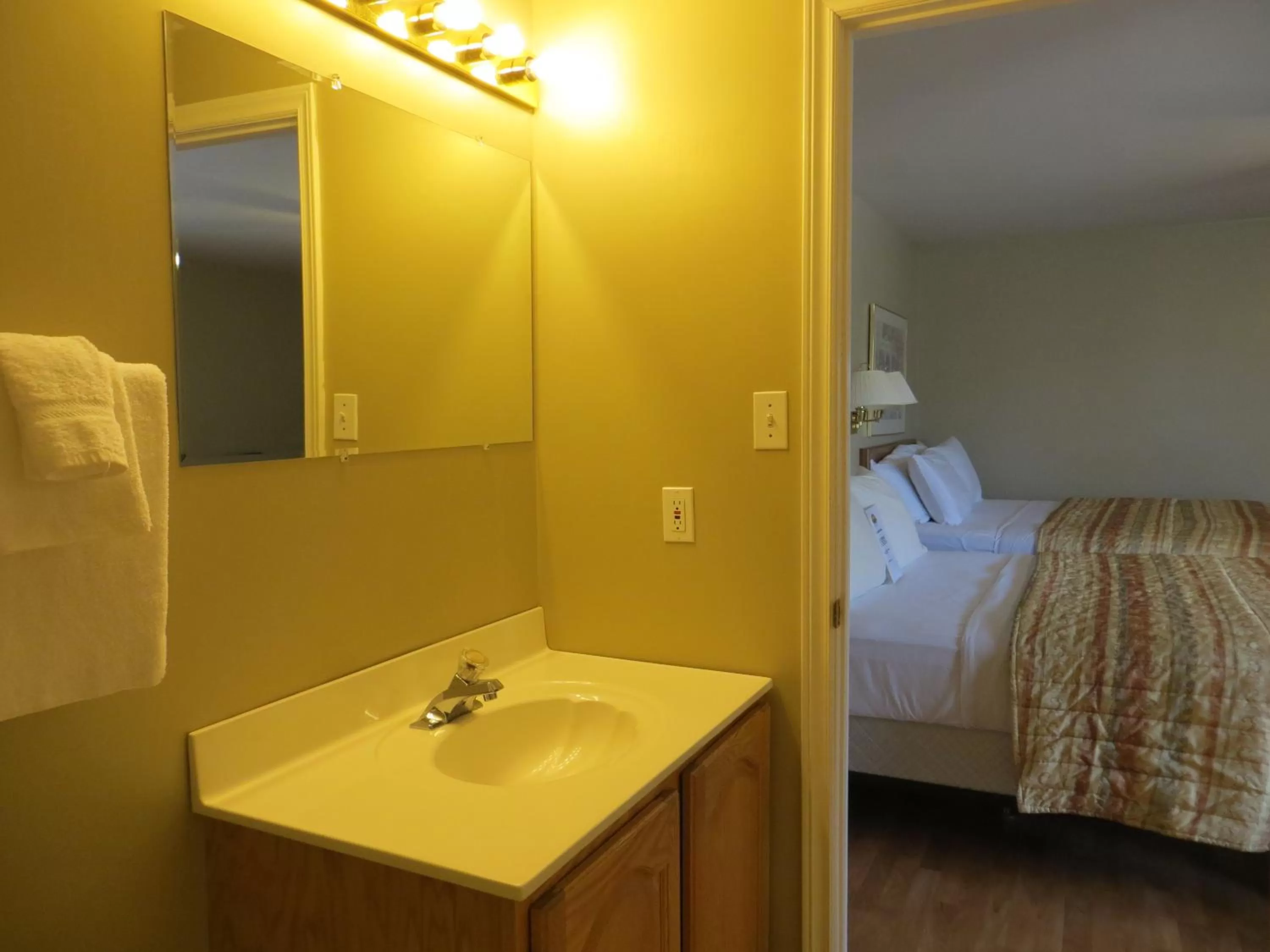 Bathroom, Bed in Homeward Inns of Canada