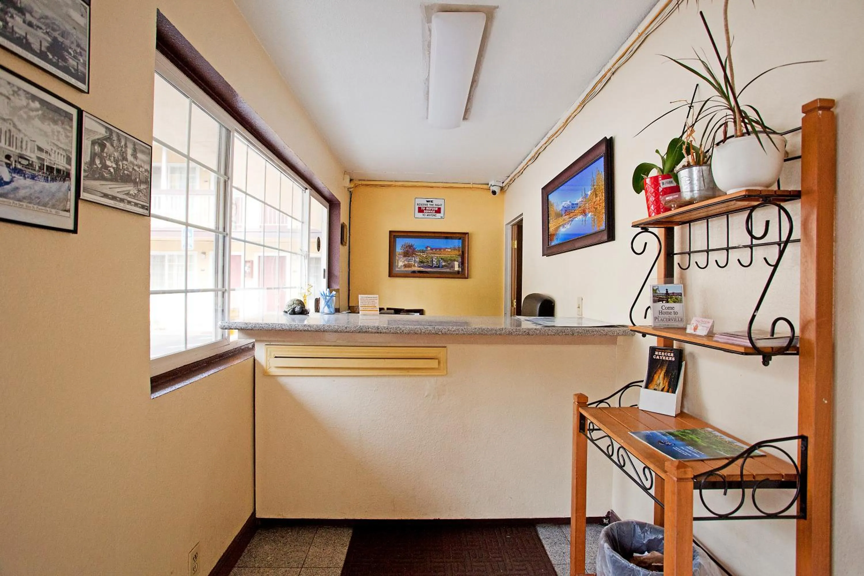 National 9 Inn - Placerville