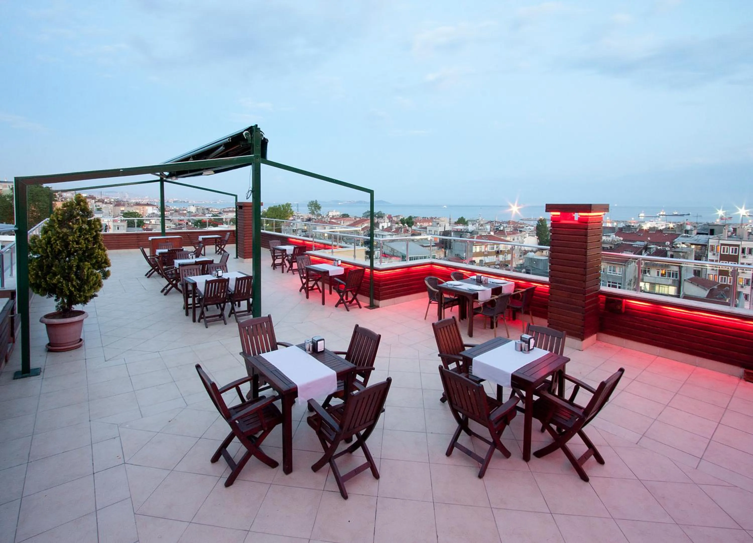 Restaurant/places to eat in Nanda Hotel