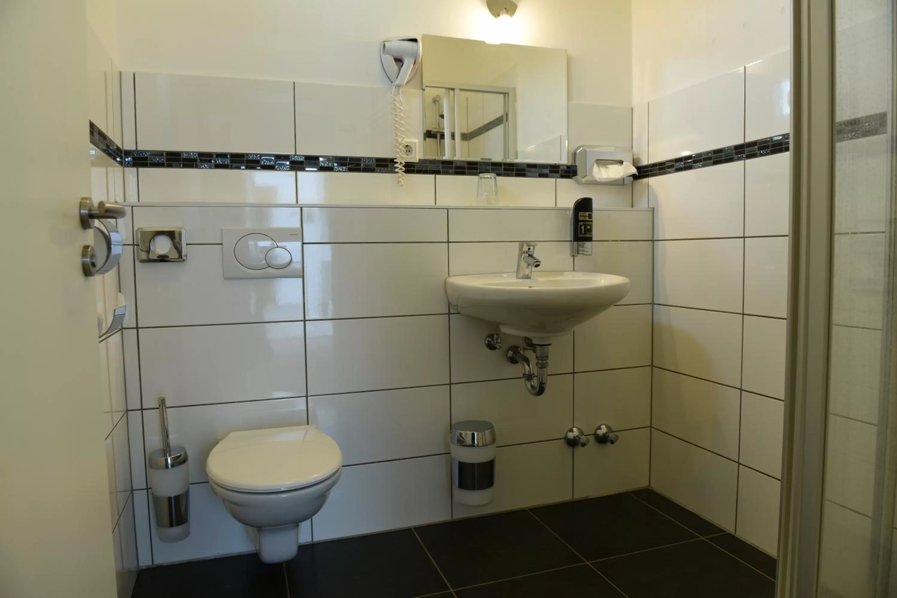 Shower in Hotel Olive Inn