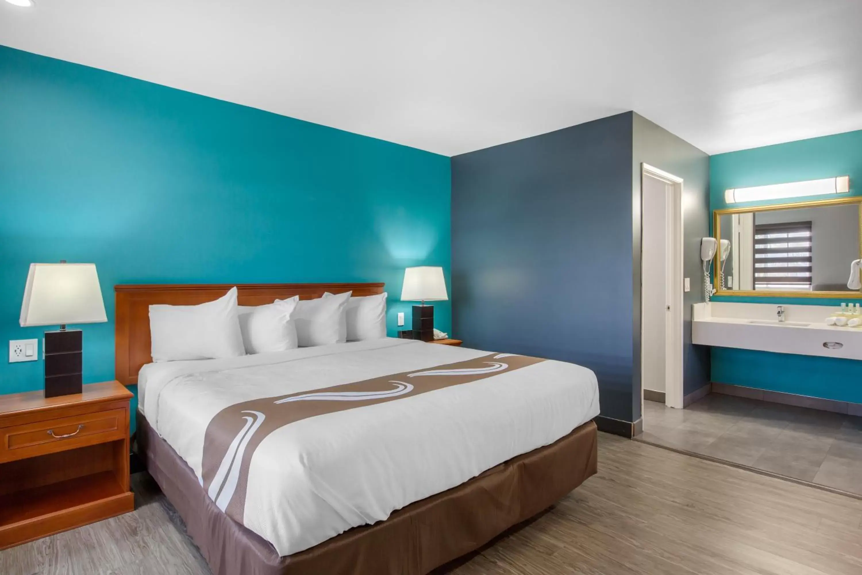 Deluxe Larger Room, 1 King Bed, Non Smoking in Quality Inn Near Hollywood Walk of Fame Deluxe Larger Room, 1 King Bed, Non Smoking in Quality Inn Near Hollywood Walk of Fame