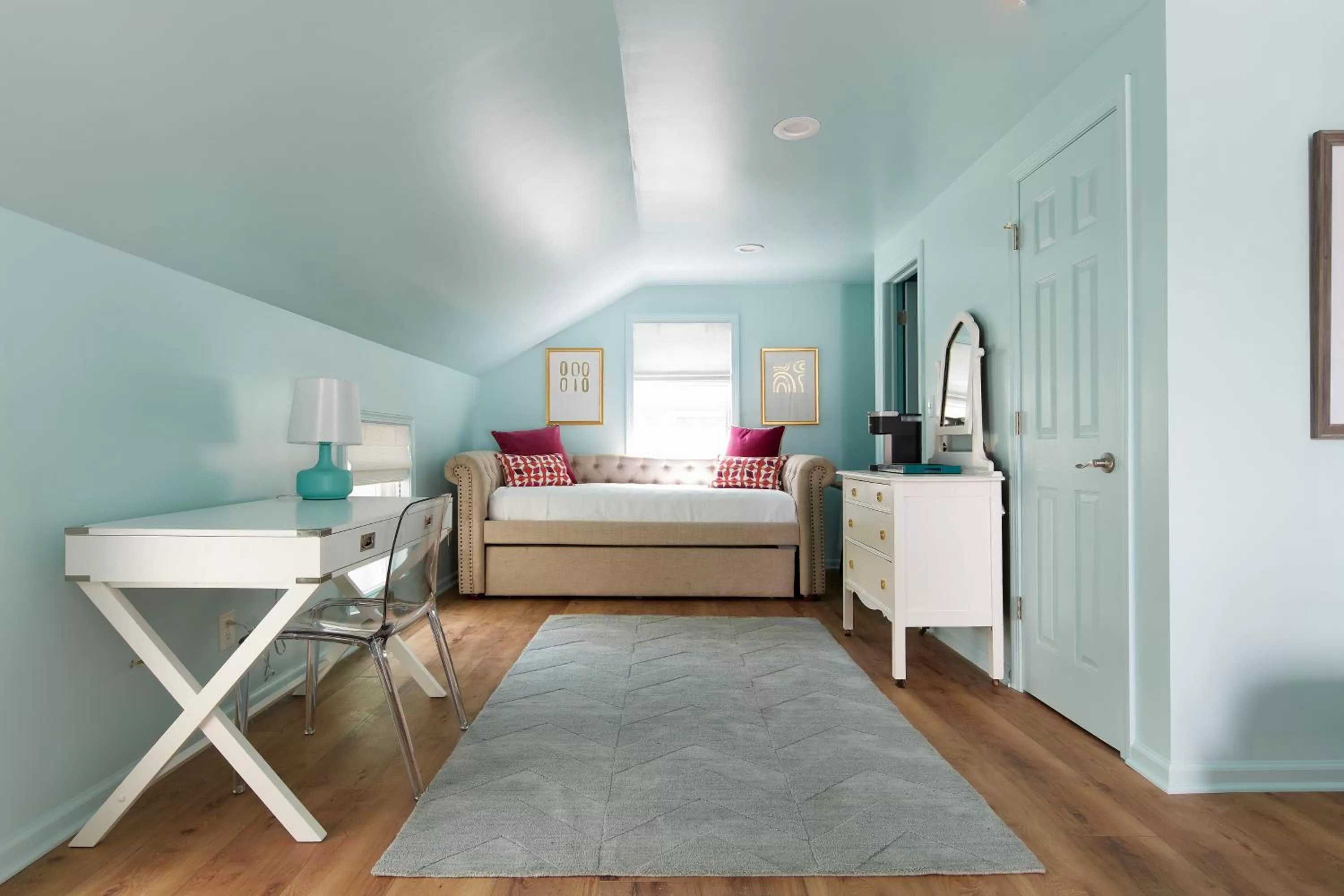 Living room, Bed in The Cornell Inn, Lenox & The Berkshires