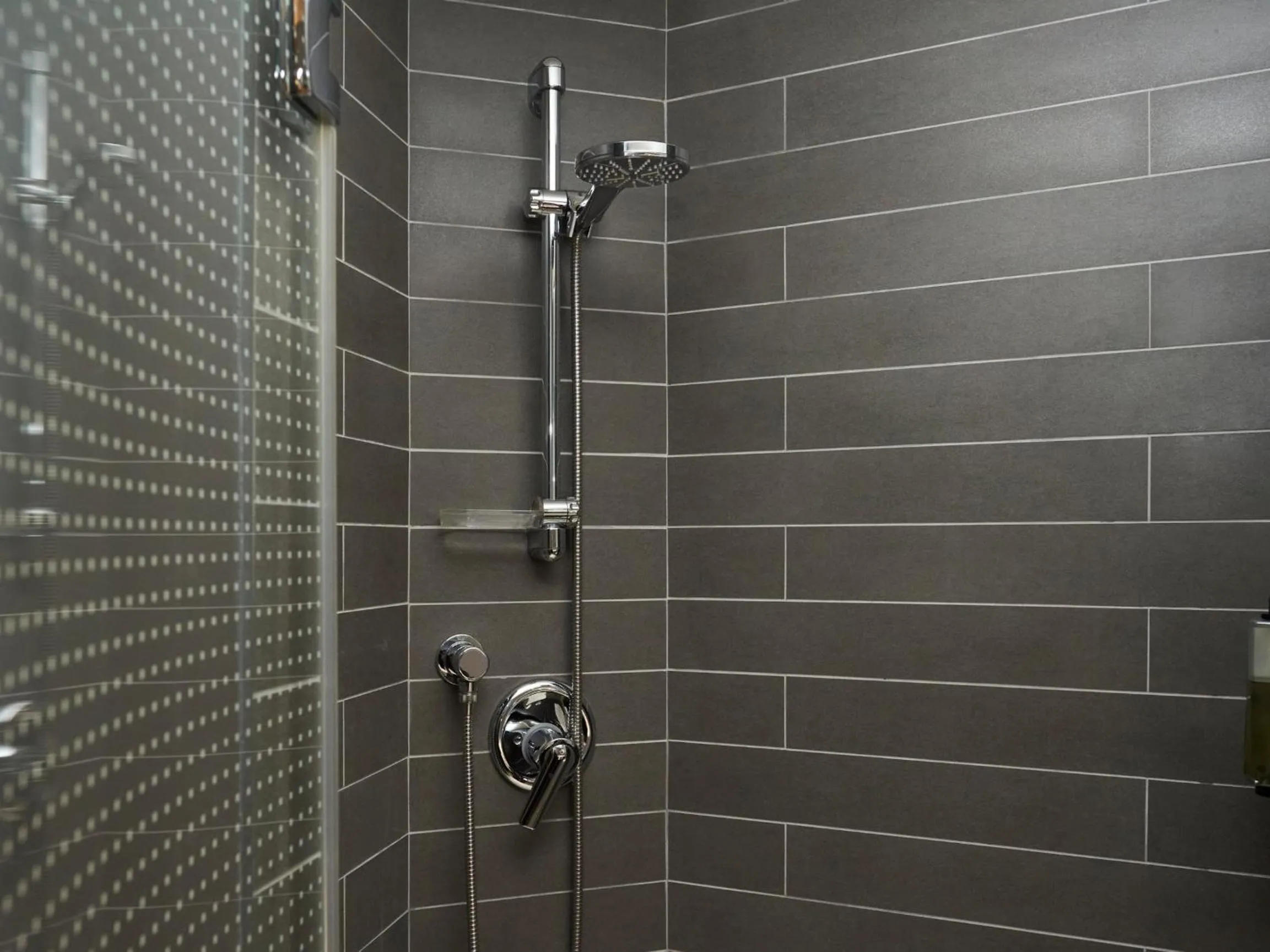 Shower in Ibis Madrid Aeropuerto Barajas