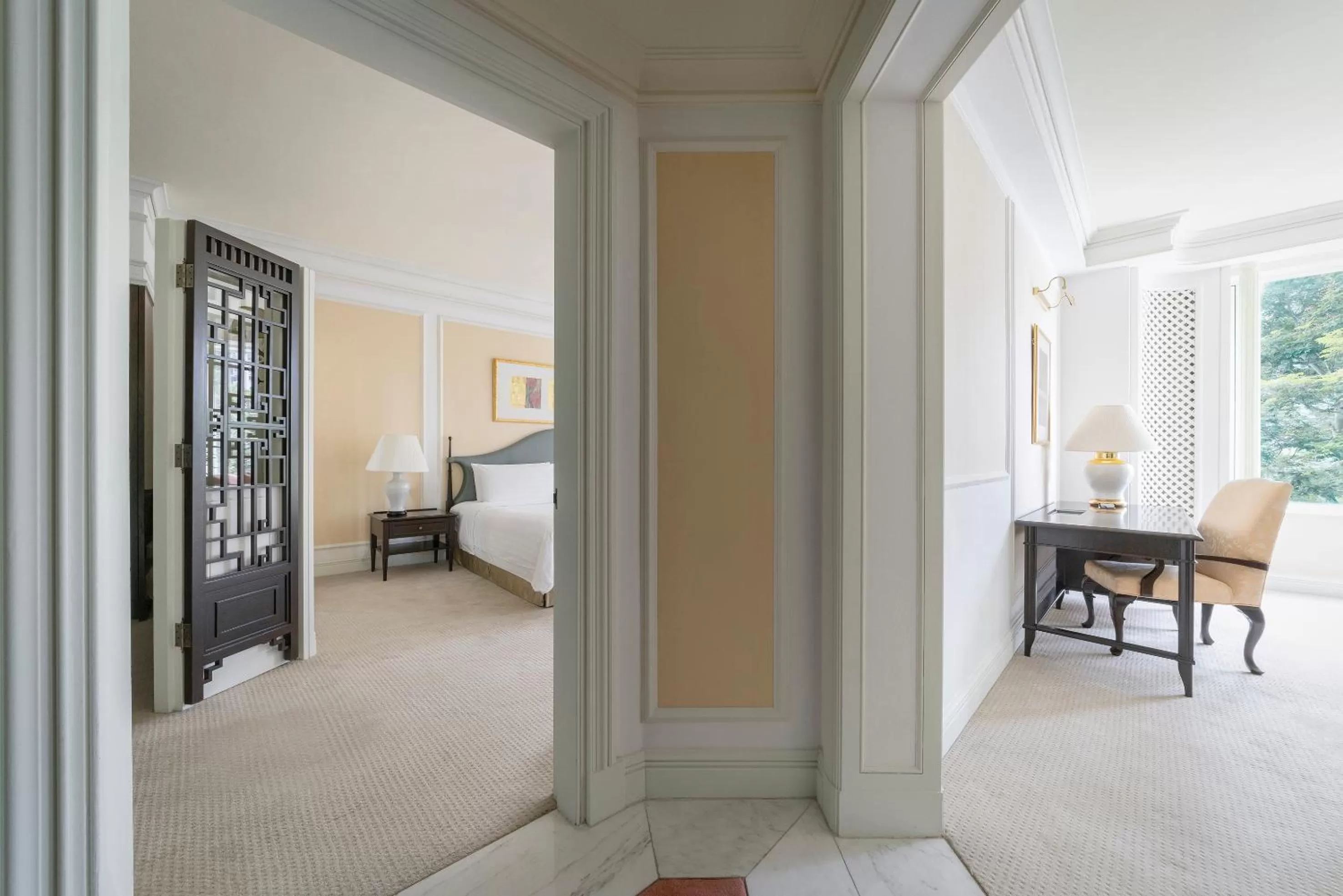 Bed in Shangri-La Singapore