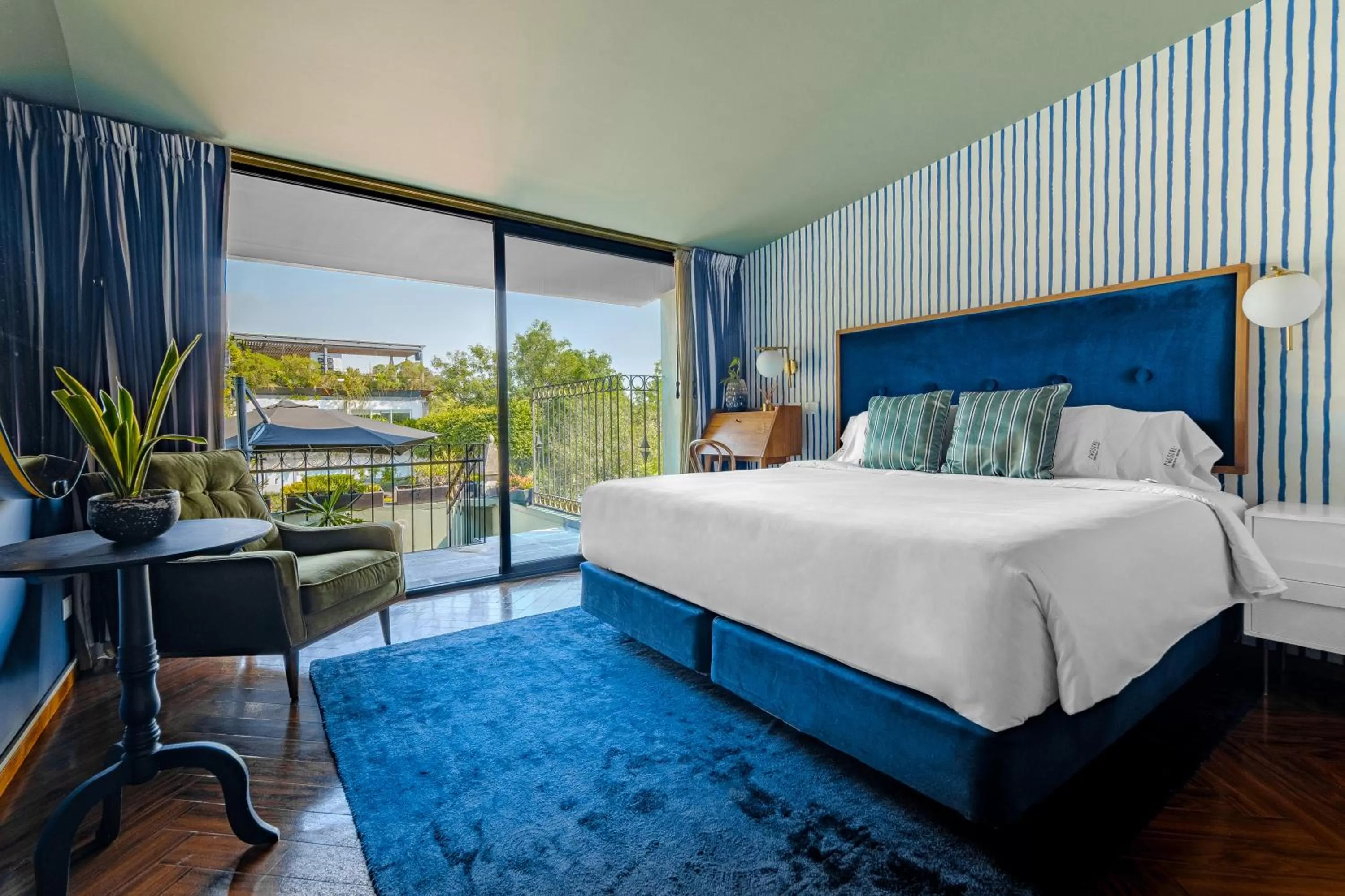 Bed in Pug Seal Polanco Anatole France