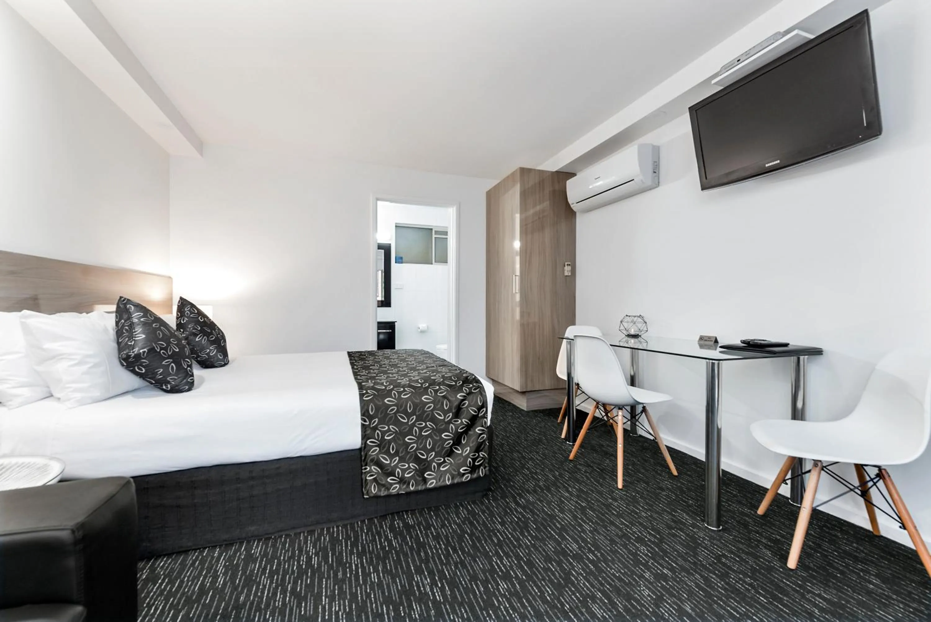 Photo of the whole room, Bed in Bay City (Geelong) Motel