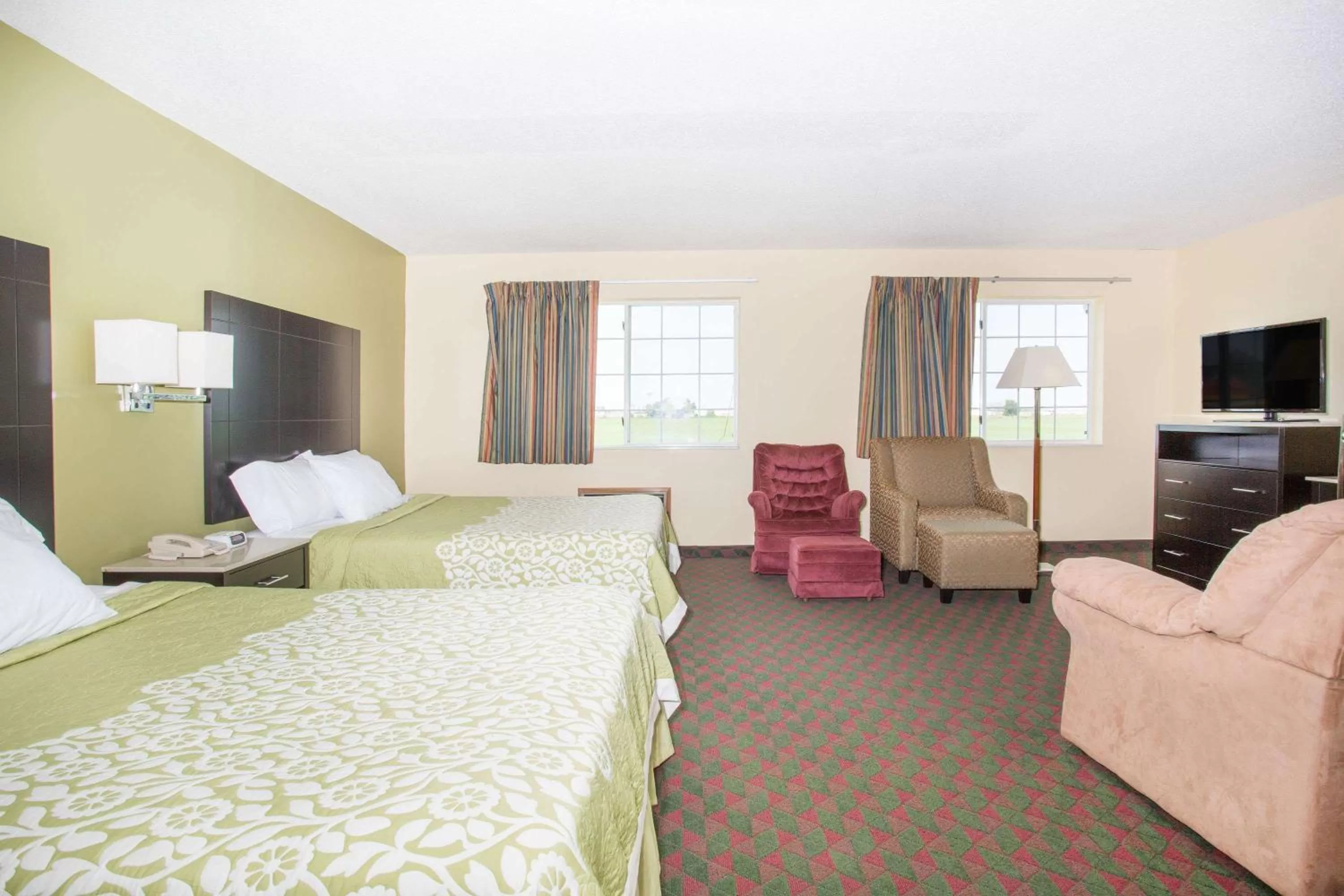 Photo of the whole room, Bed in Days Inn by Wyndham Lexington NE