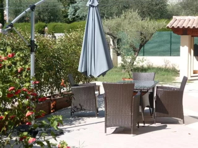 Patio in Chambre d'hôtes "La Bastide des Eucalyptus"