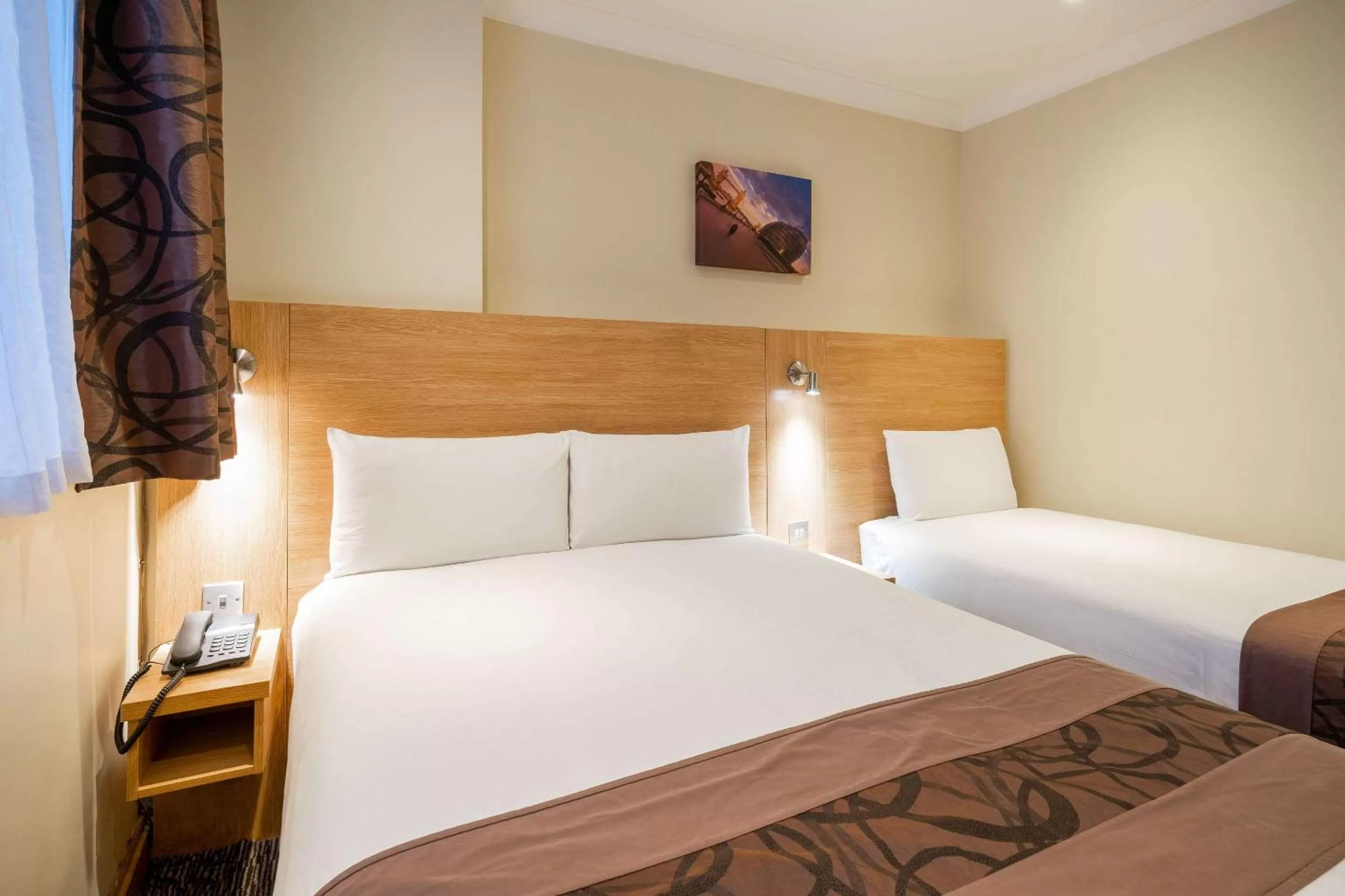 Photo of the whole room, Bed in Comfort Inn Hyde Park