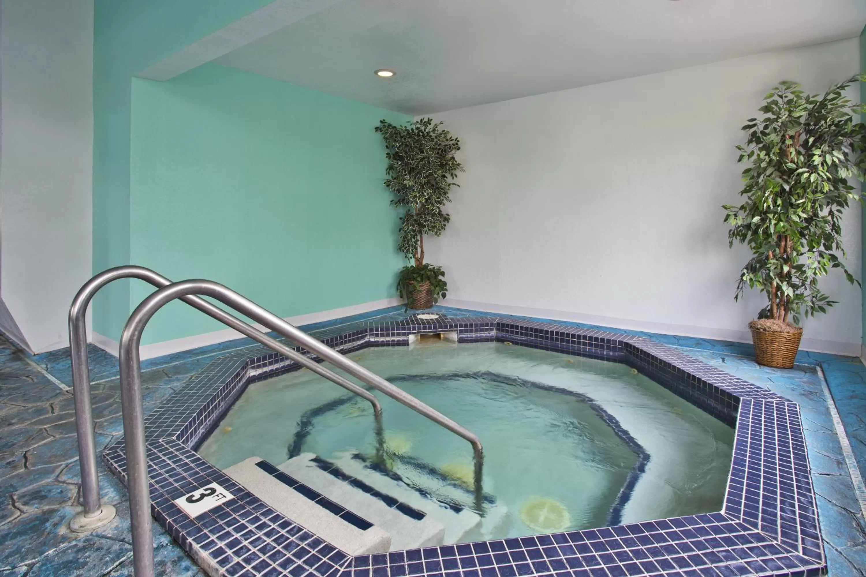 Swimming pool in Holiday Inn Express Mackinaw City by IHG
