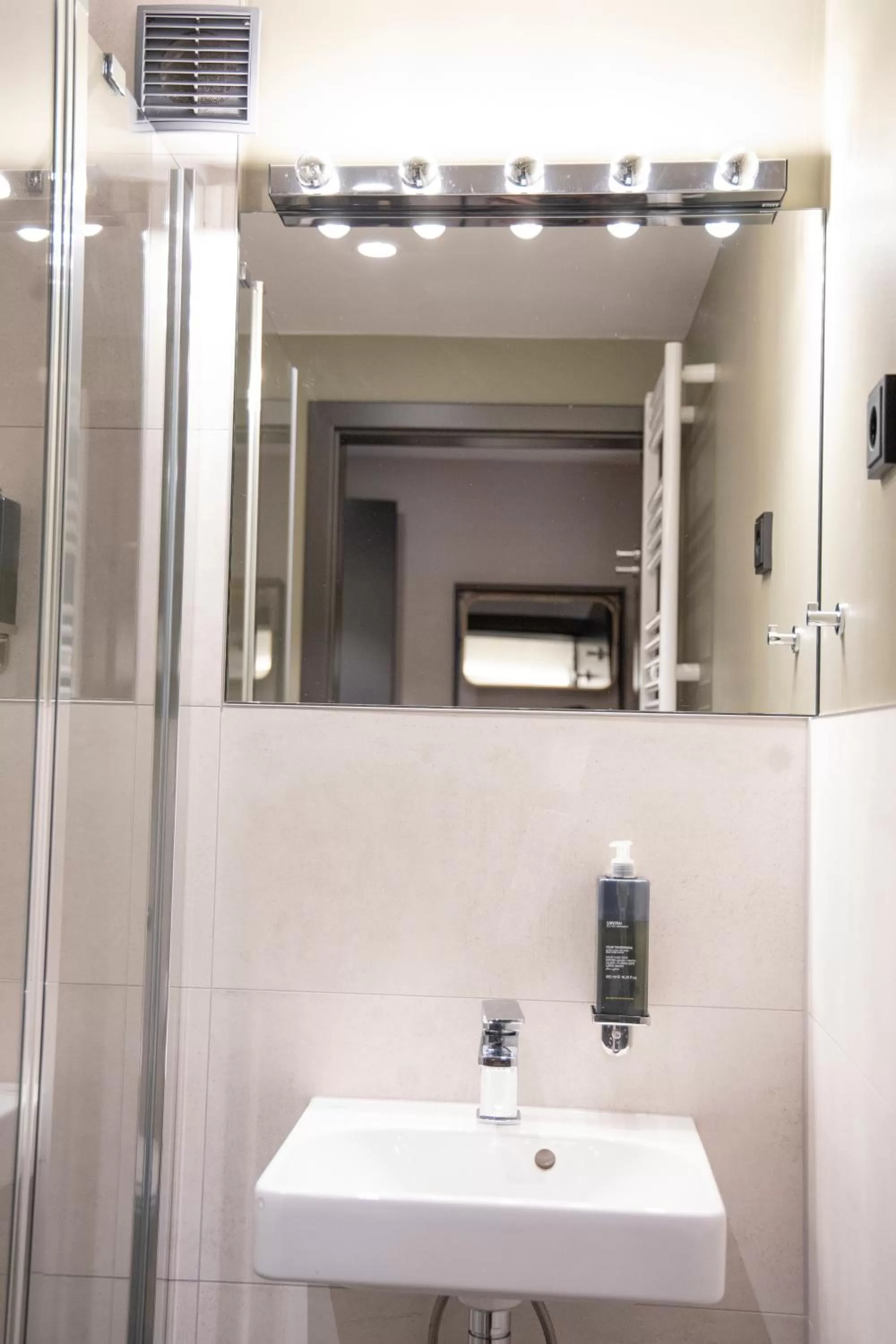 Bathroom in Munich Rooms Hotel