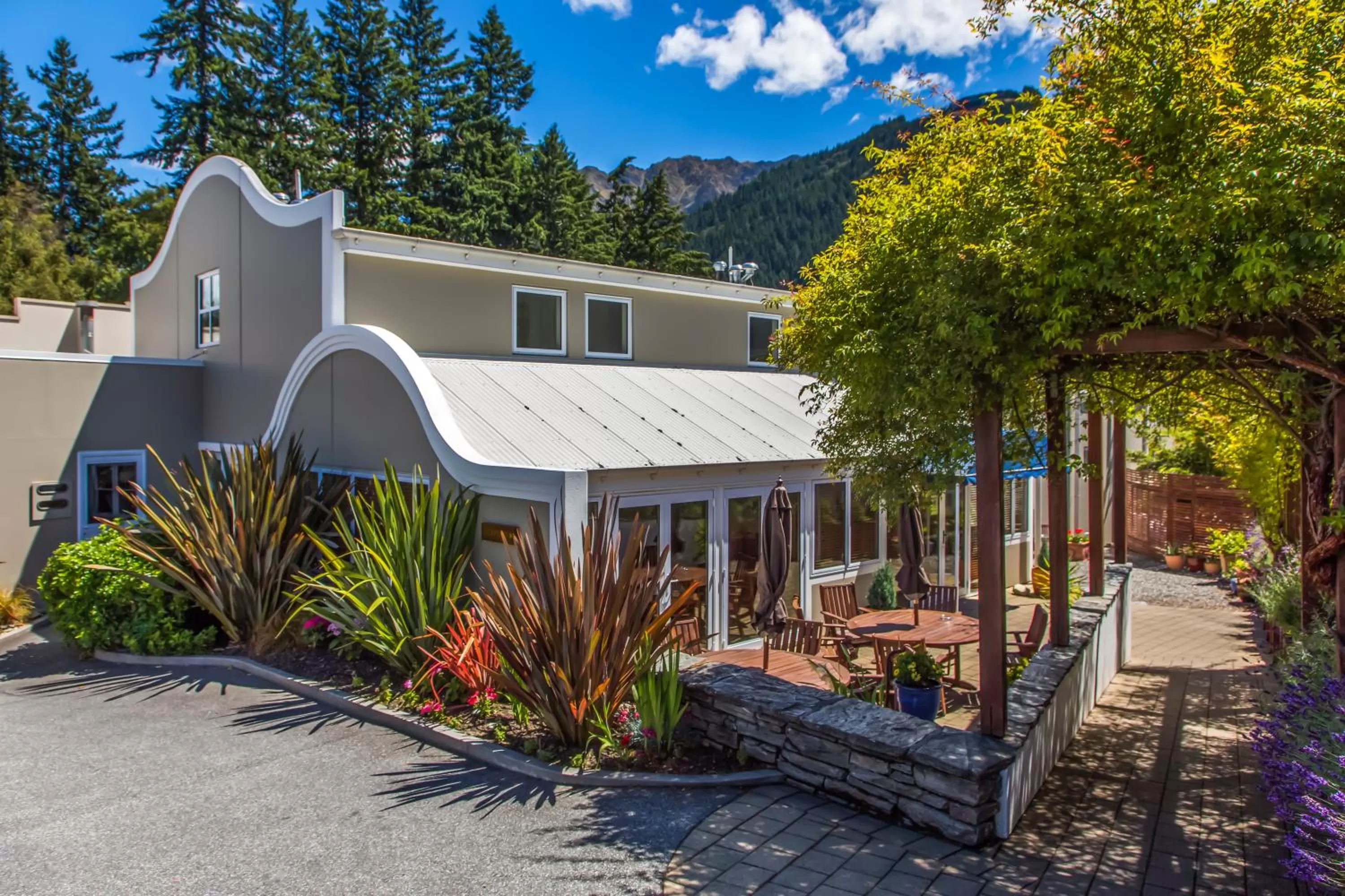 Property building in The Central Hotel Queenstown, A Naumi Chapter