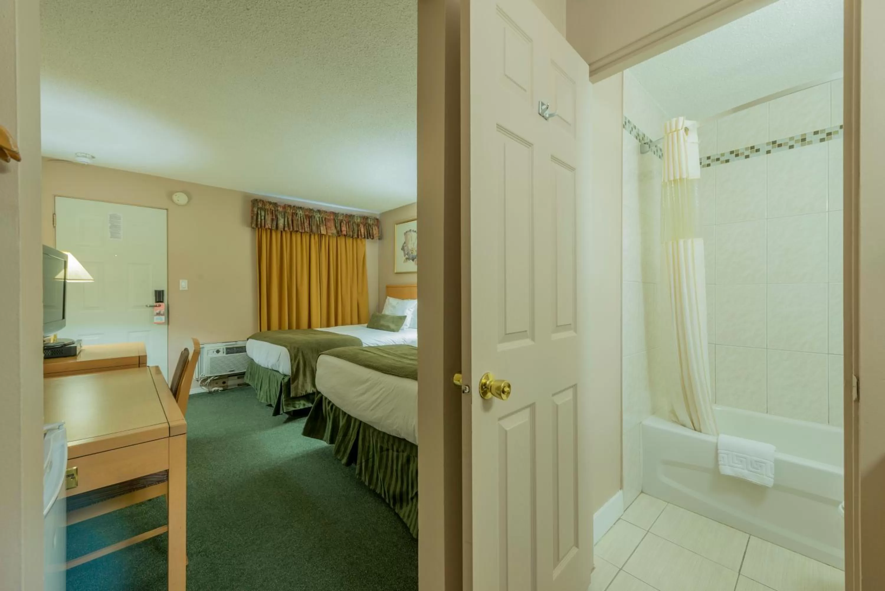 Photo of the whole room, Bed in Howard Johnson by Wyndham Downtown Kamloops