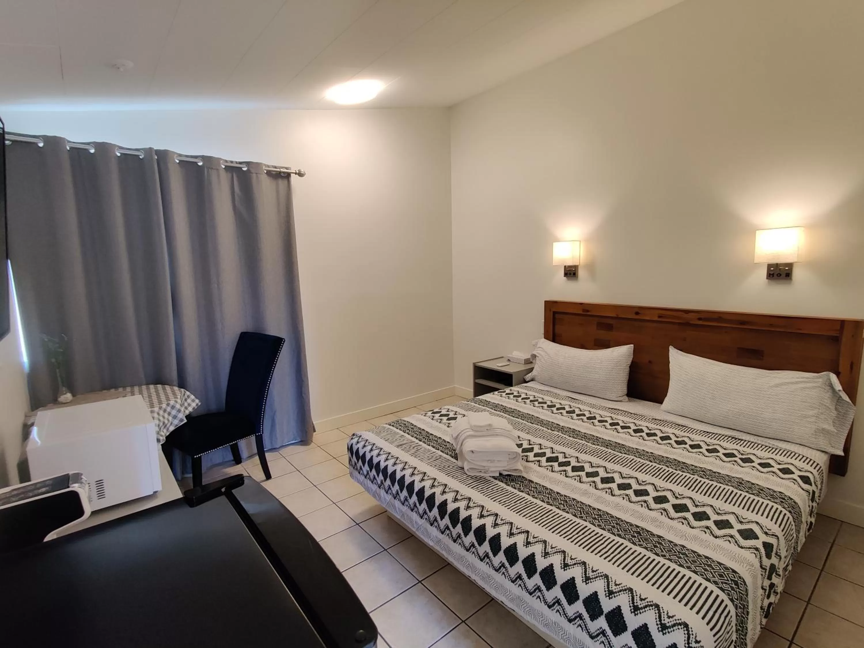 Bedroom, Bed in Destination Inn Cache Creek