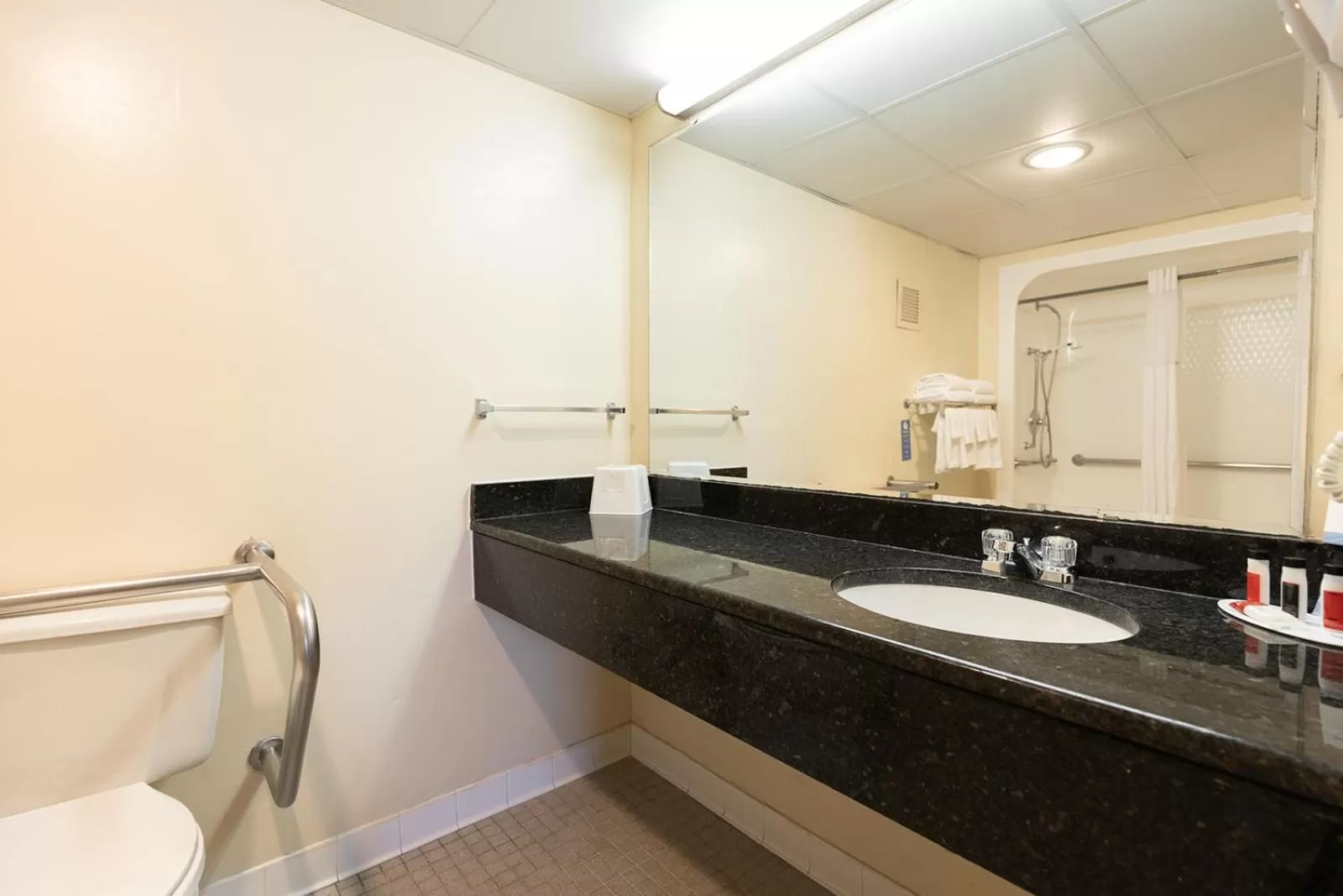 Bathroom in Days Inn by Wyndham Kuttawa/Eddyville