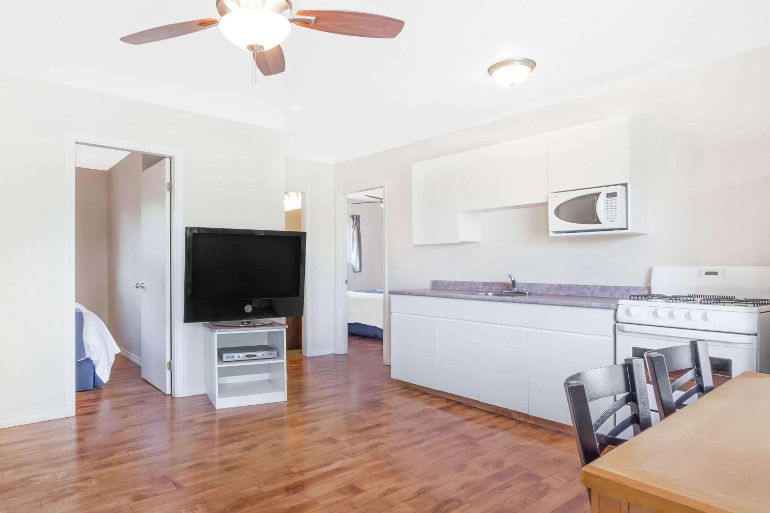 Photo of the whole room, TV/Entertainment Center in Knights Inn Merritt