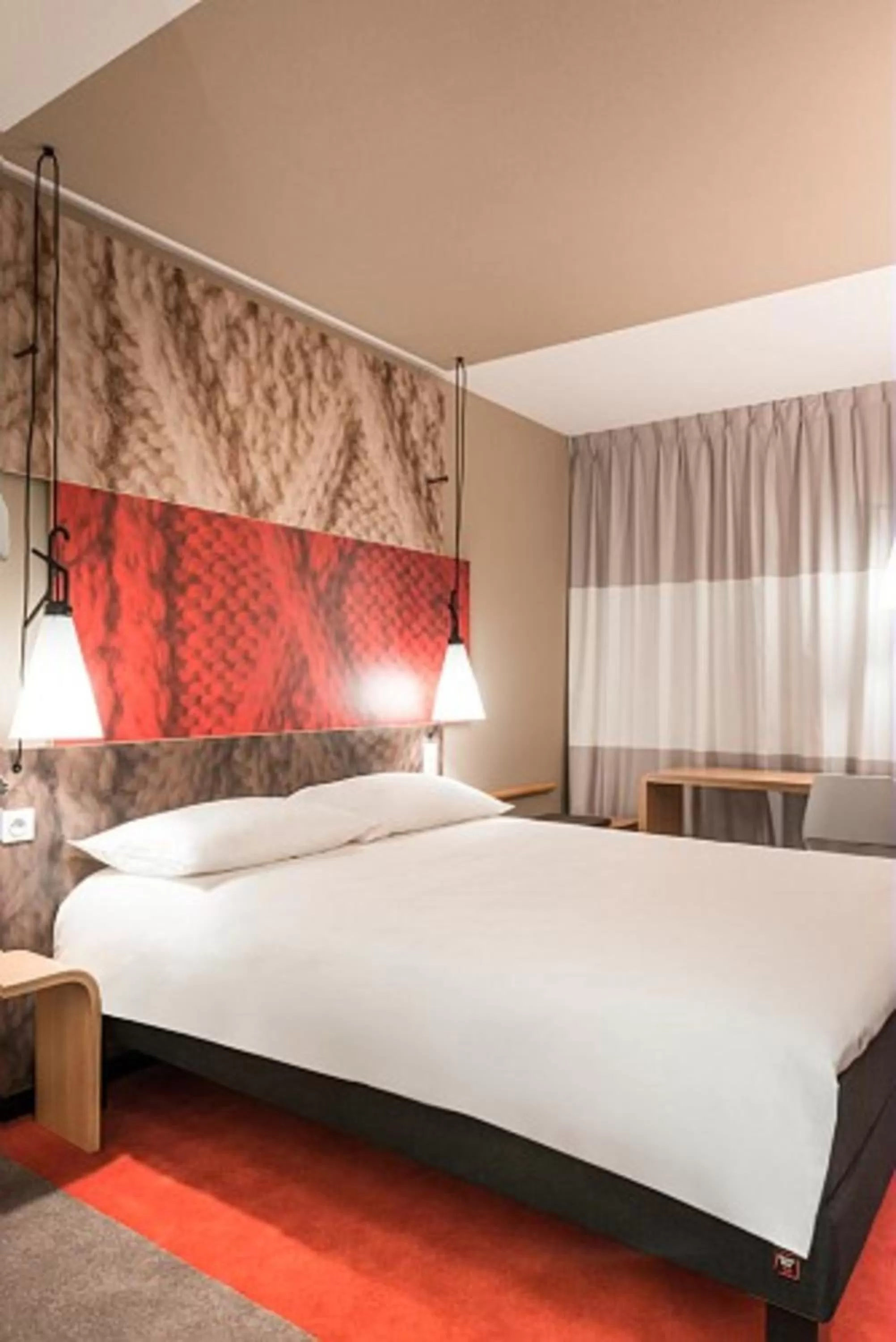 Photo of the whole room, Bed in ibis Bordeaux Centre - Gare Saint-Jean