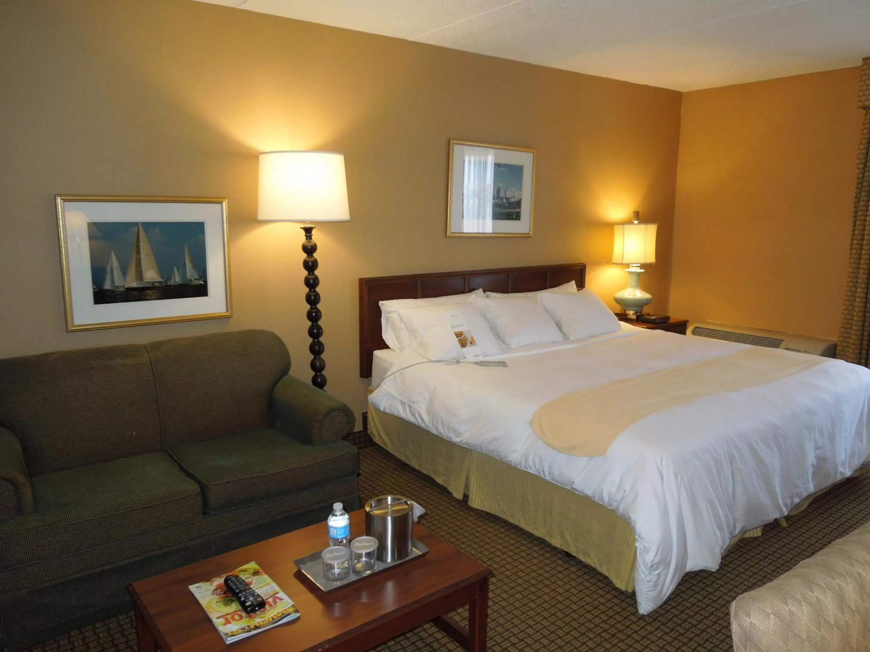 King Room with Sofa Bed - Disability Access/Non-Smoking in Hotel RL Cleveland Airport West