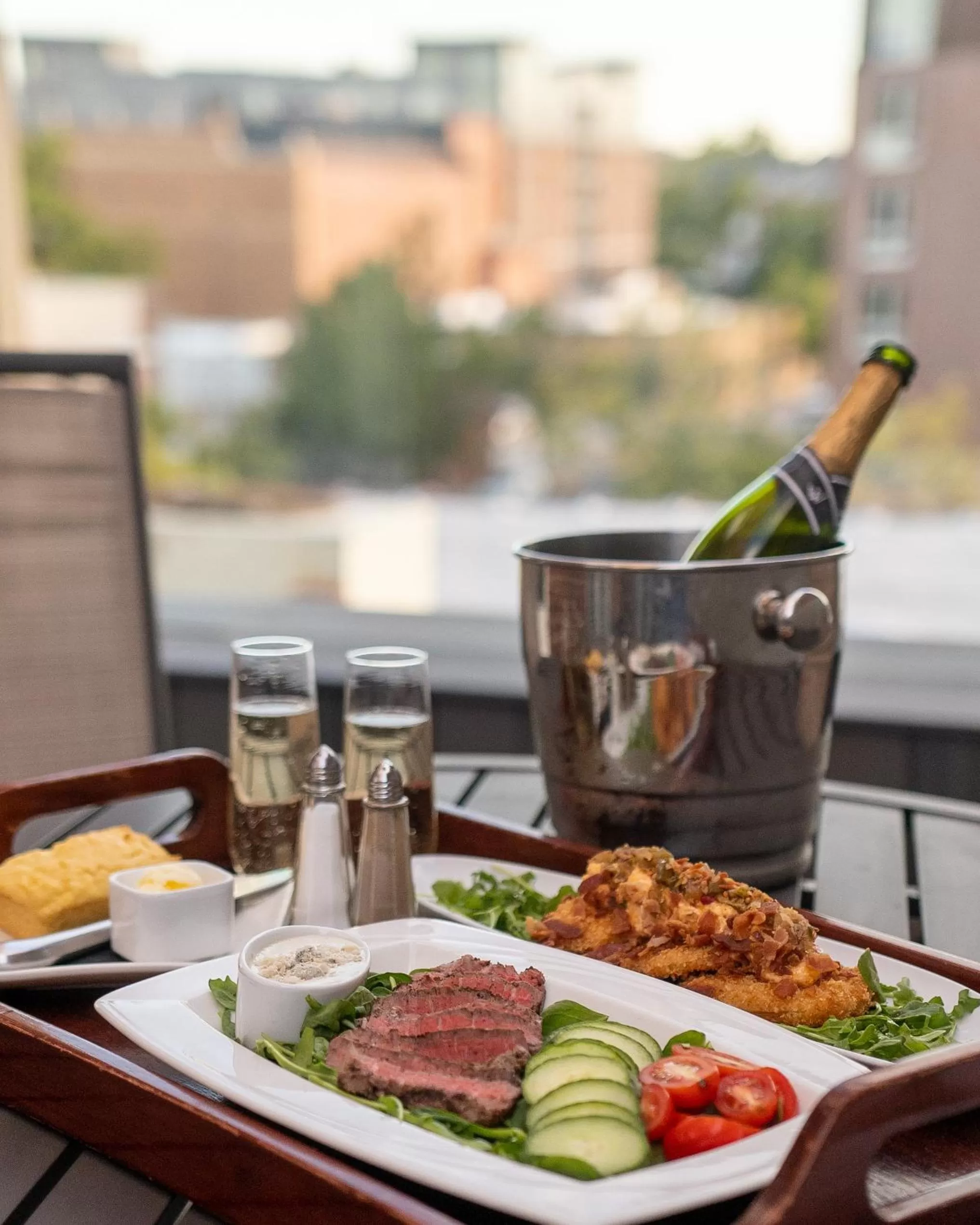 Food and drinks in voco The Tiger Hotel, Columbia, MO by IHG