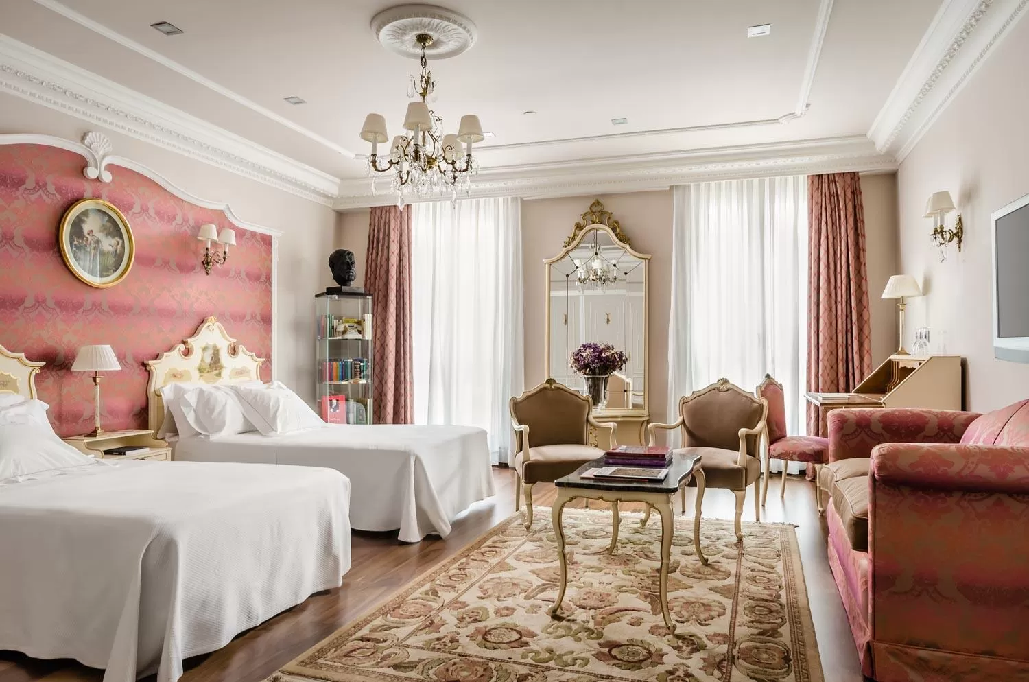 Photo of the whole room, Bed in Gran Hotel La Perla