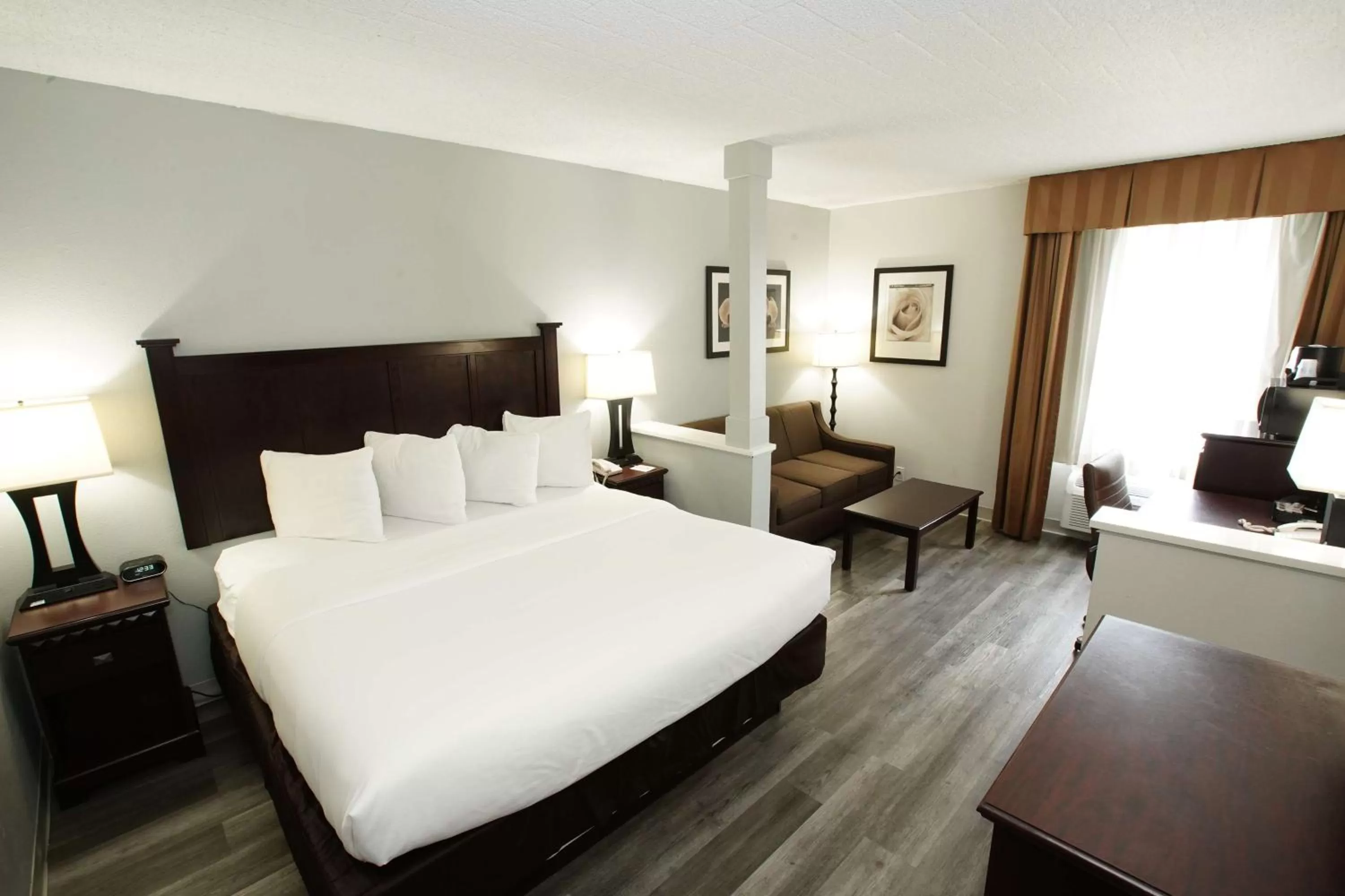 Photo of the whole room, Bed in Best Western Paramus Hotel & Suites