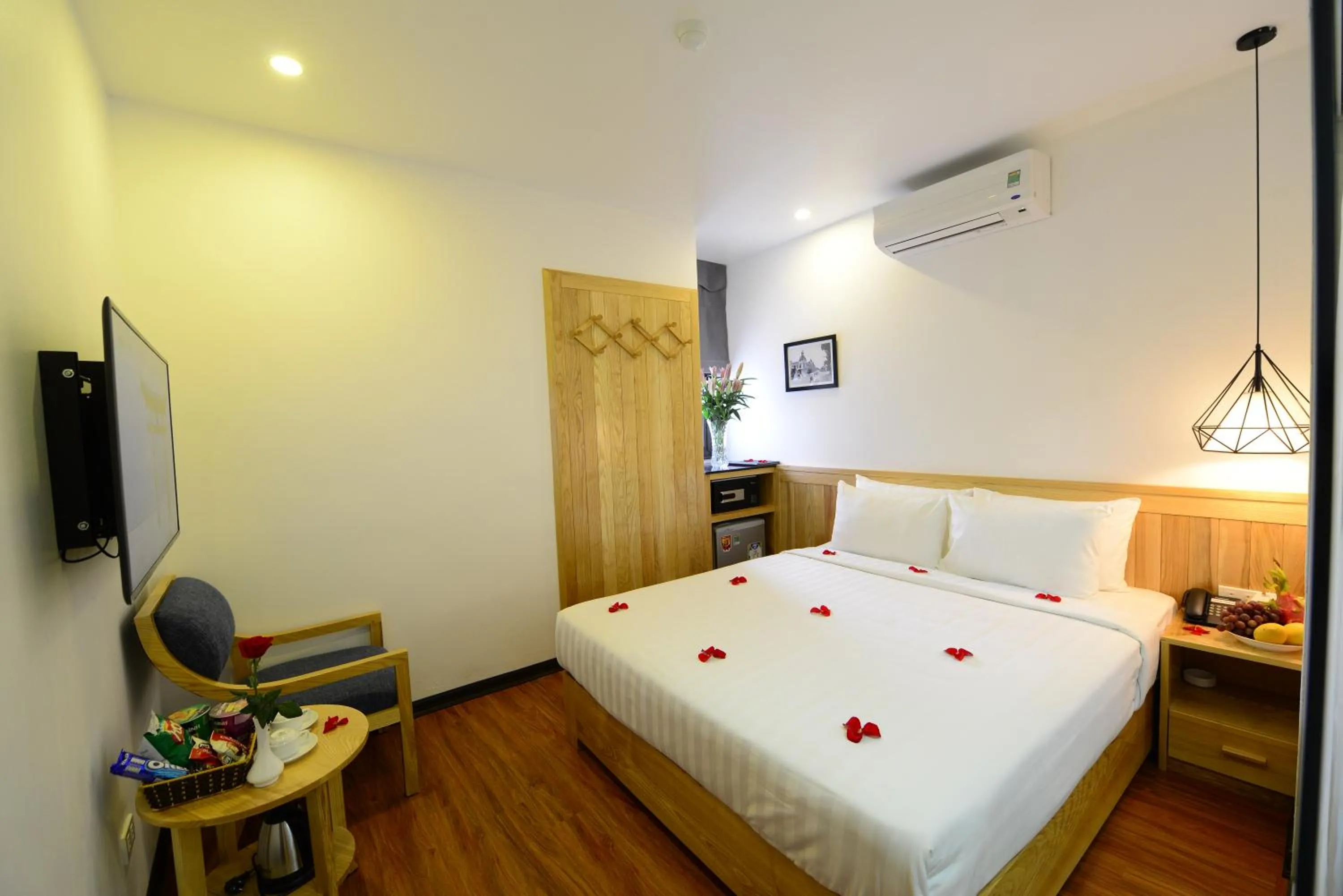 Bedroom, Bed in Blue Hanoi Inn Luxury Hotel