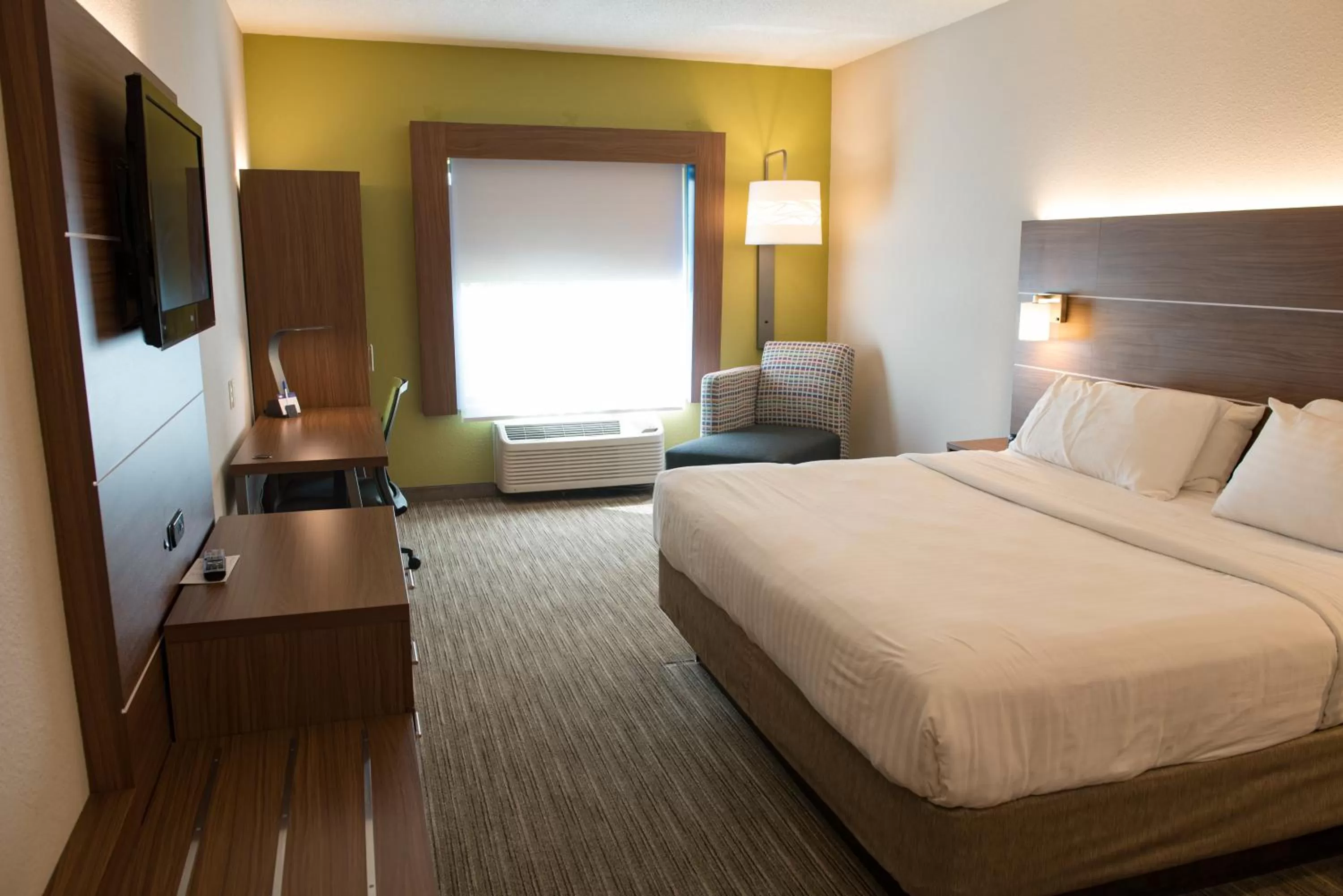 Photo of the whole room, Bed in Holiday Inn Express Hotel & Suites Elkhart-South by IHG
