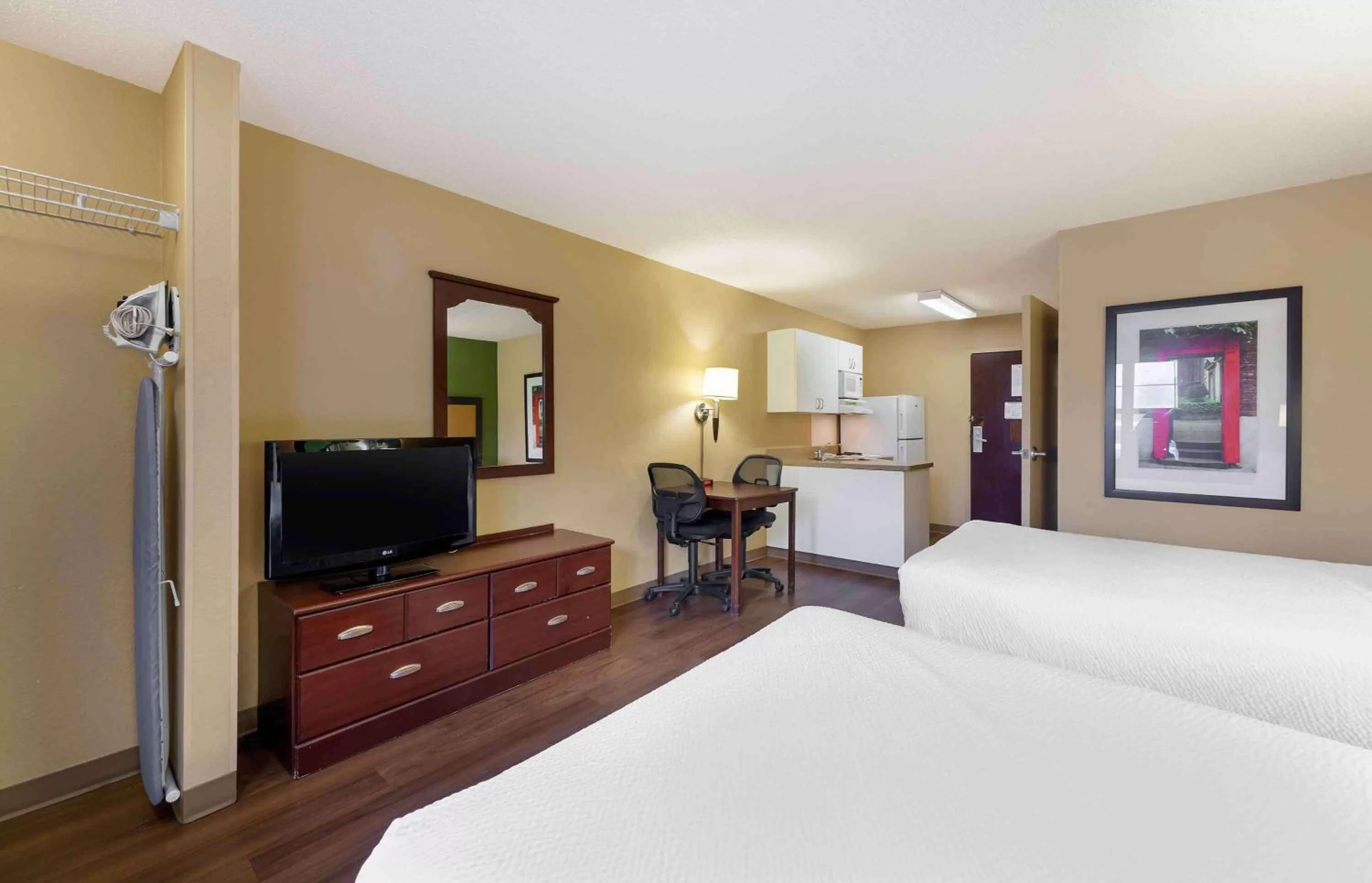 Bedroom, Bed in Extended Stay America Suites - Cleveland - Brooklyn