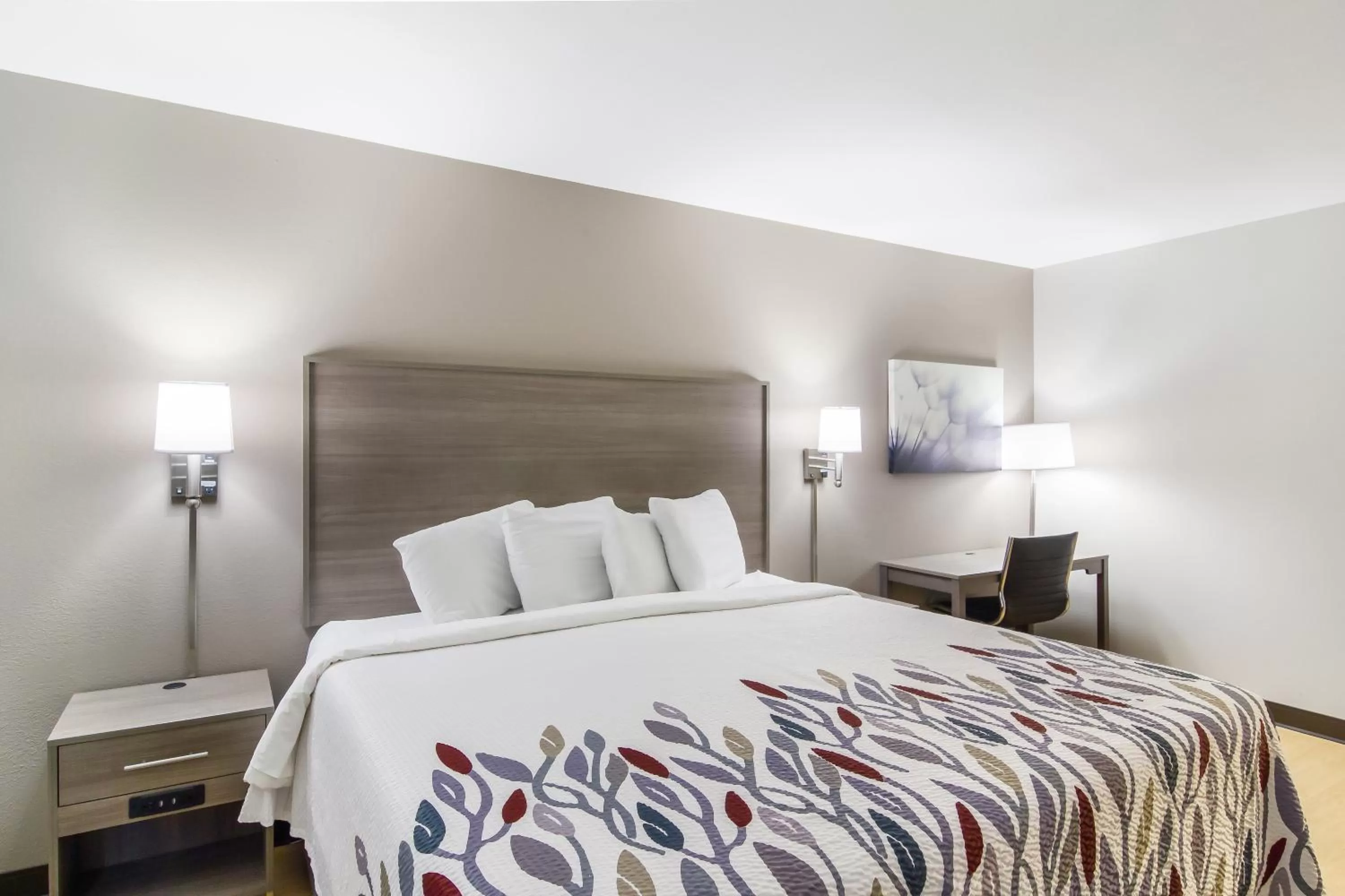 Photo of the whole room, Bed in Red Roof Inn I-95 North Brunswick Darien