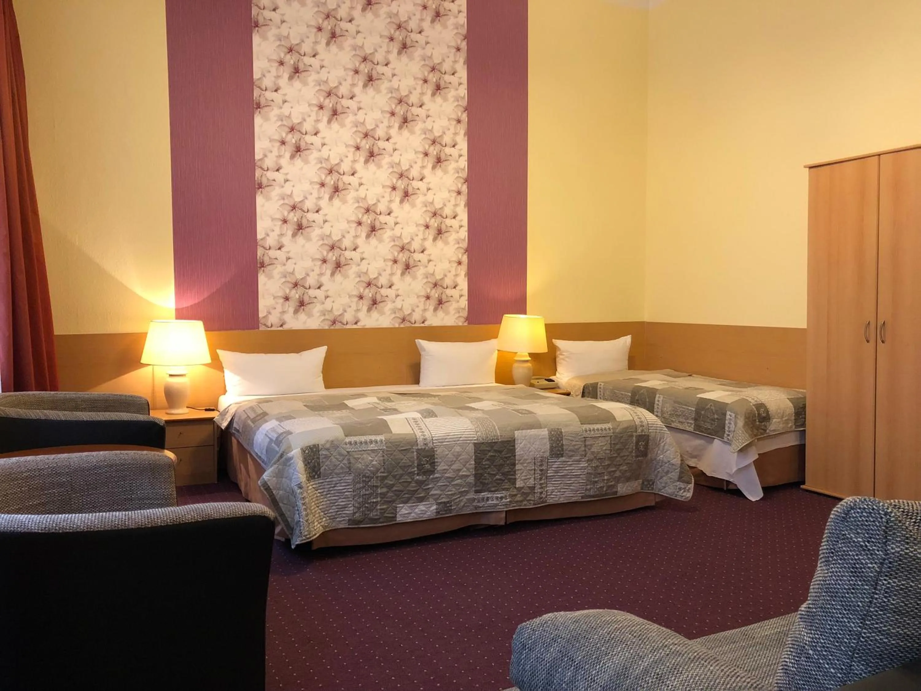 Photo of the whole room, Bed in Hotel Castell am Kurfürstendamm