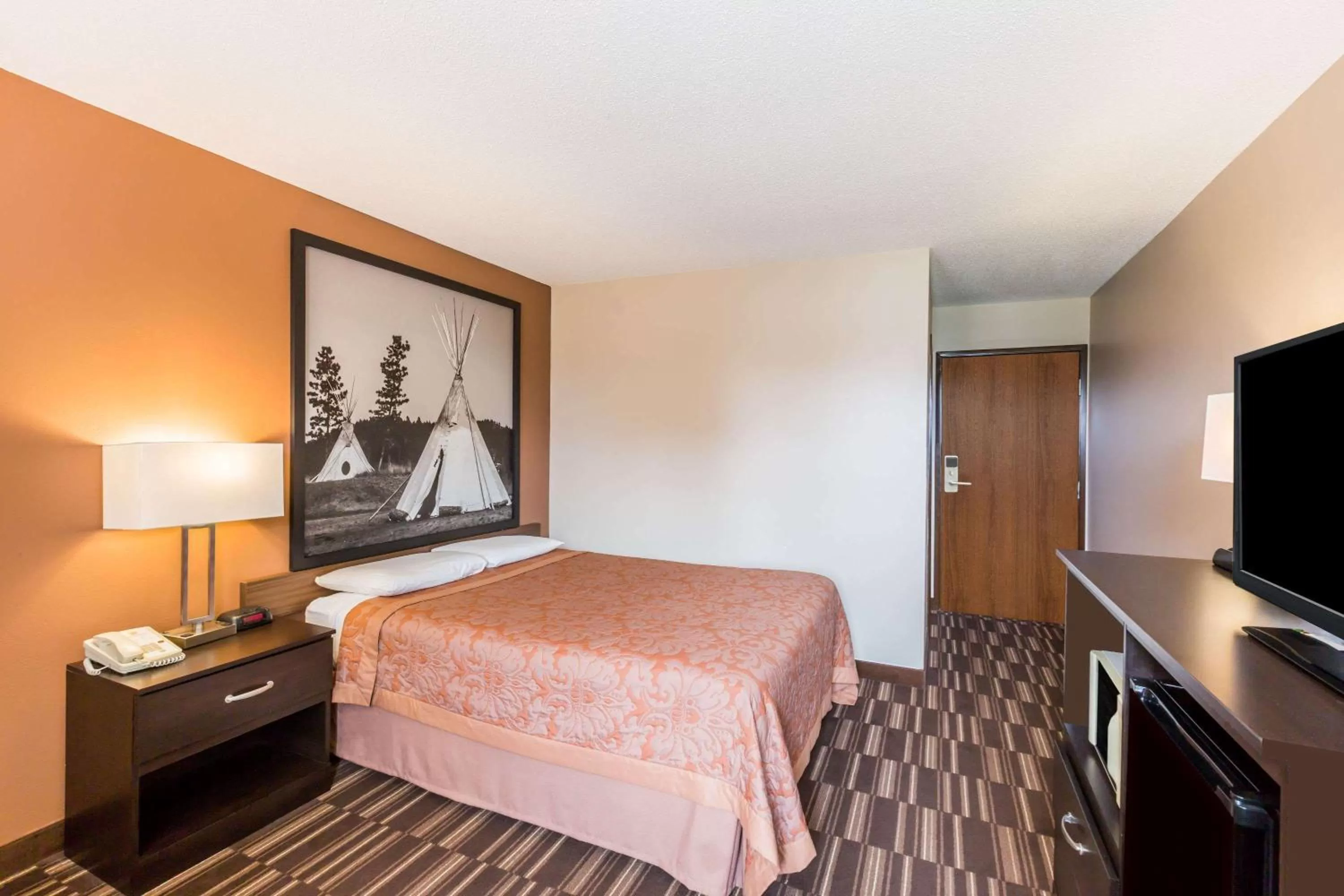 Photo of the whole room, Bed in Super 8 by Wyndham Madison