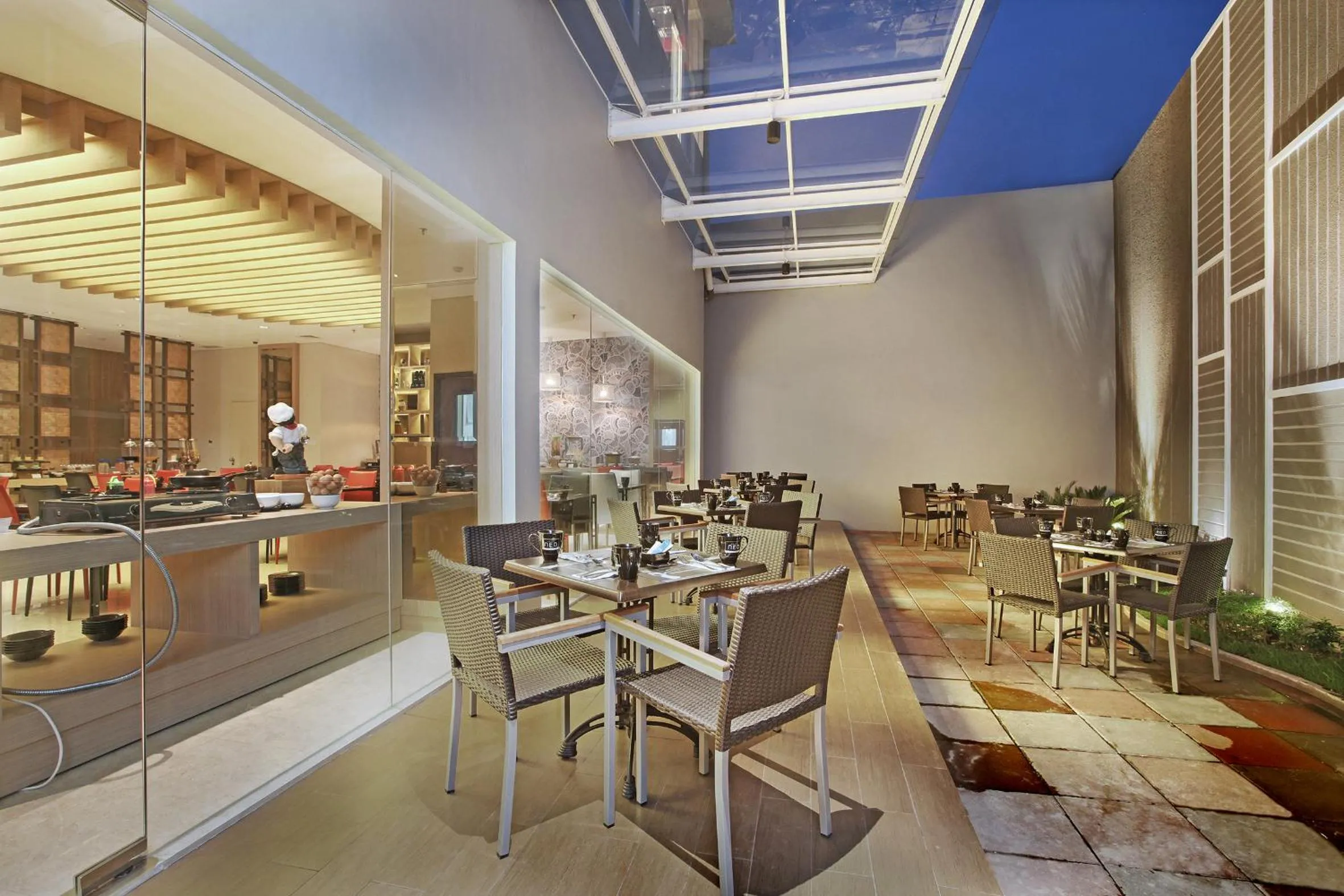 Restaurant/places to eat in Hotel NEO Cirebon by ASTON