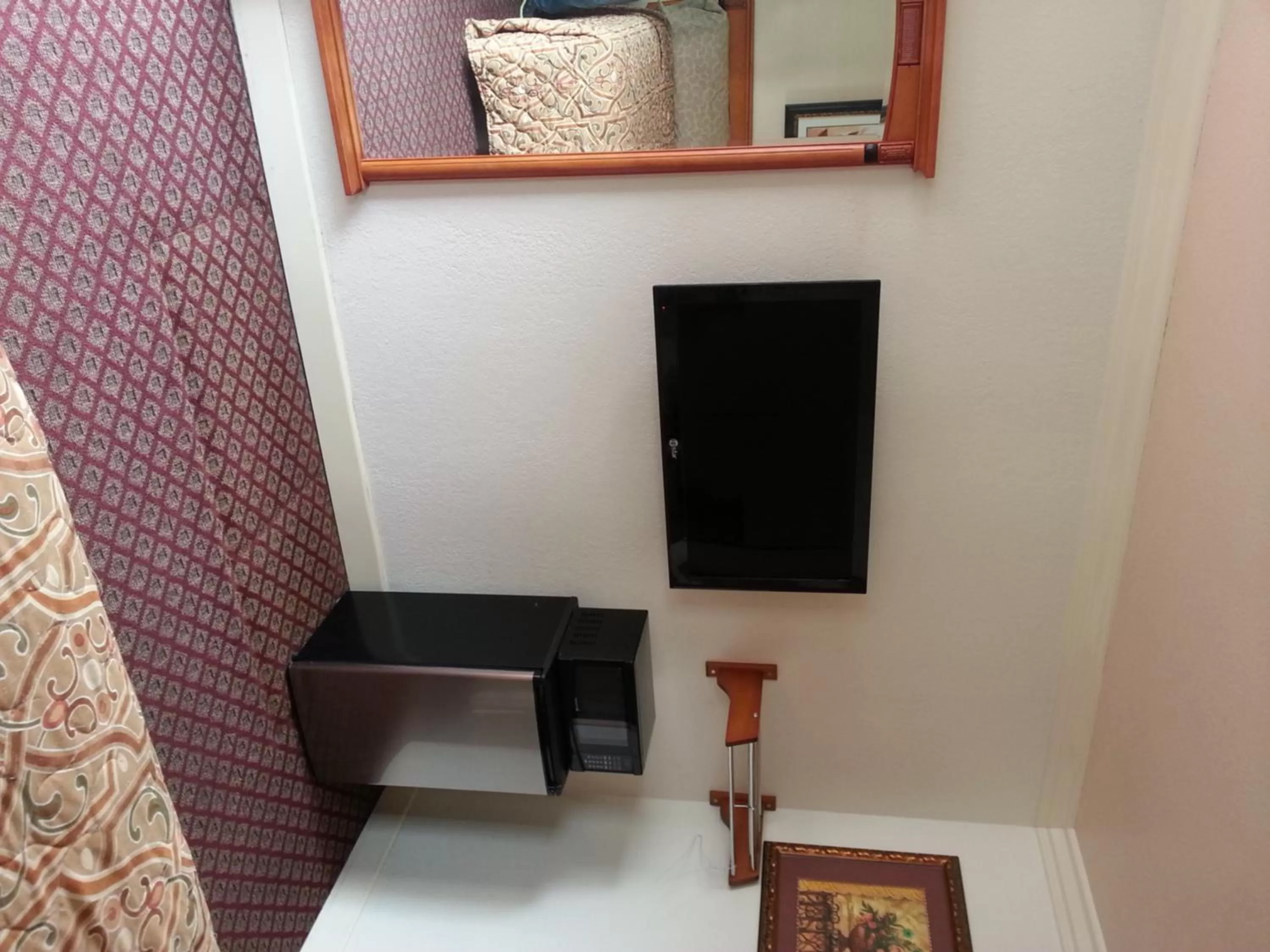 TV and multimedia in Walls Motel Long Beach