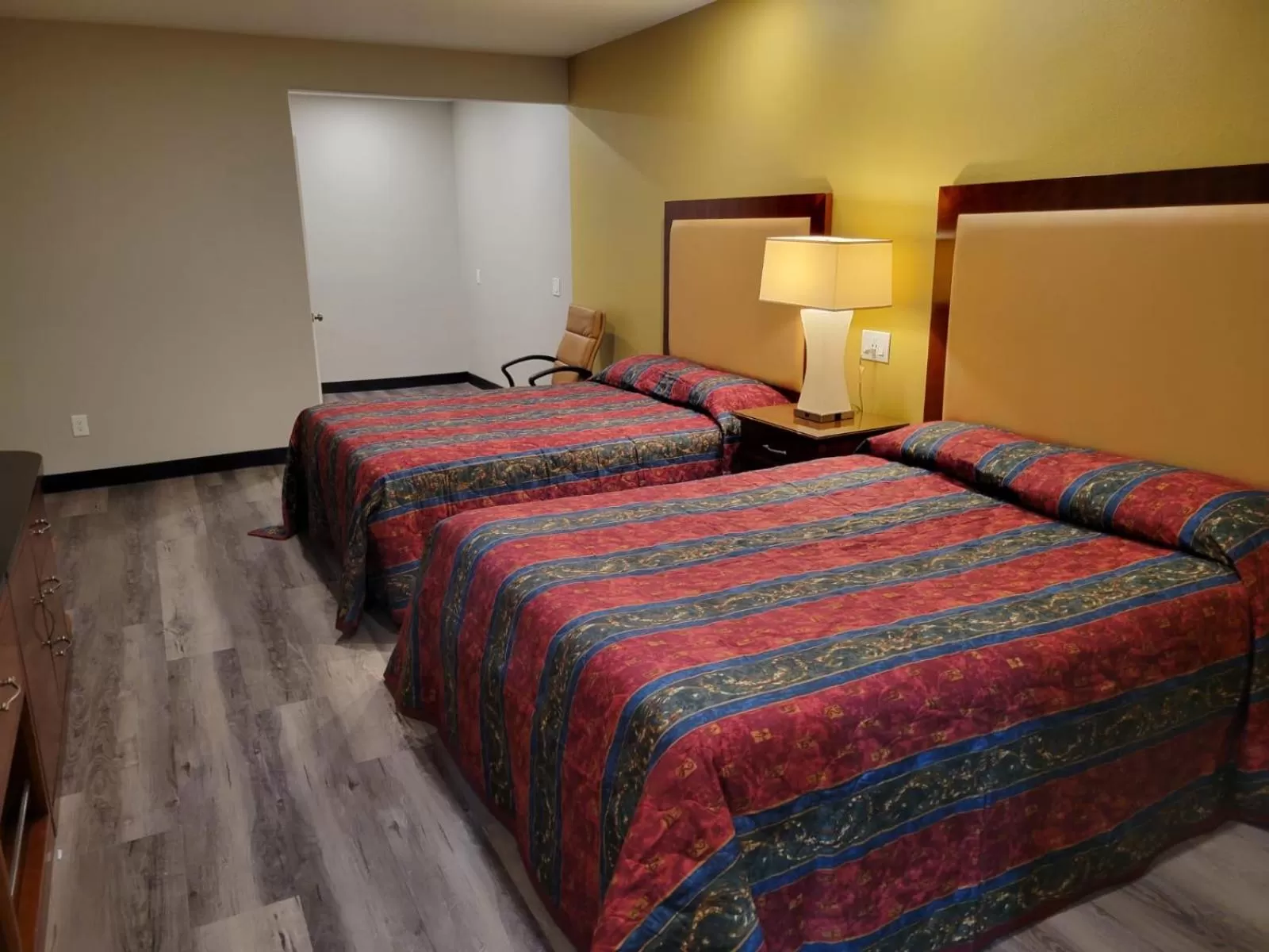 Photo of the whole room, Bed in Stadium Inn & Spas