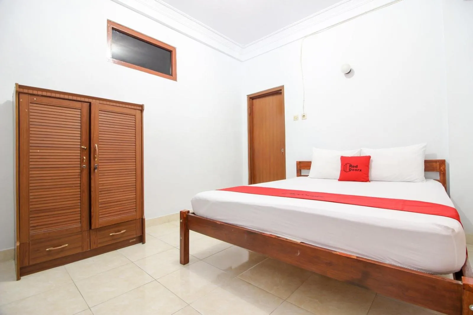Bedroom, Bed in RedDoorz Plus near Alun Alun Selatan