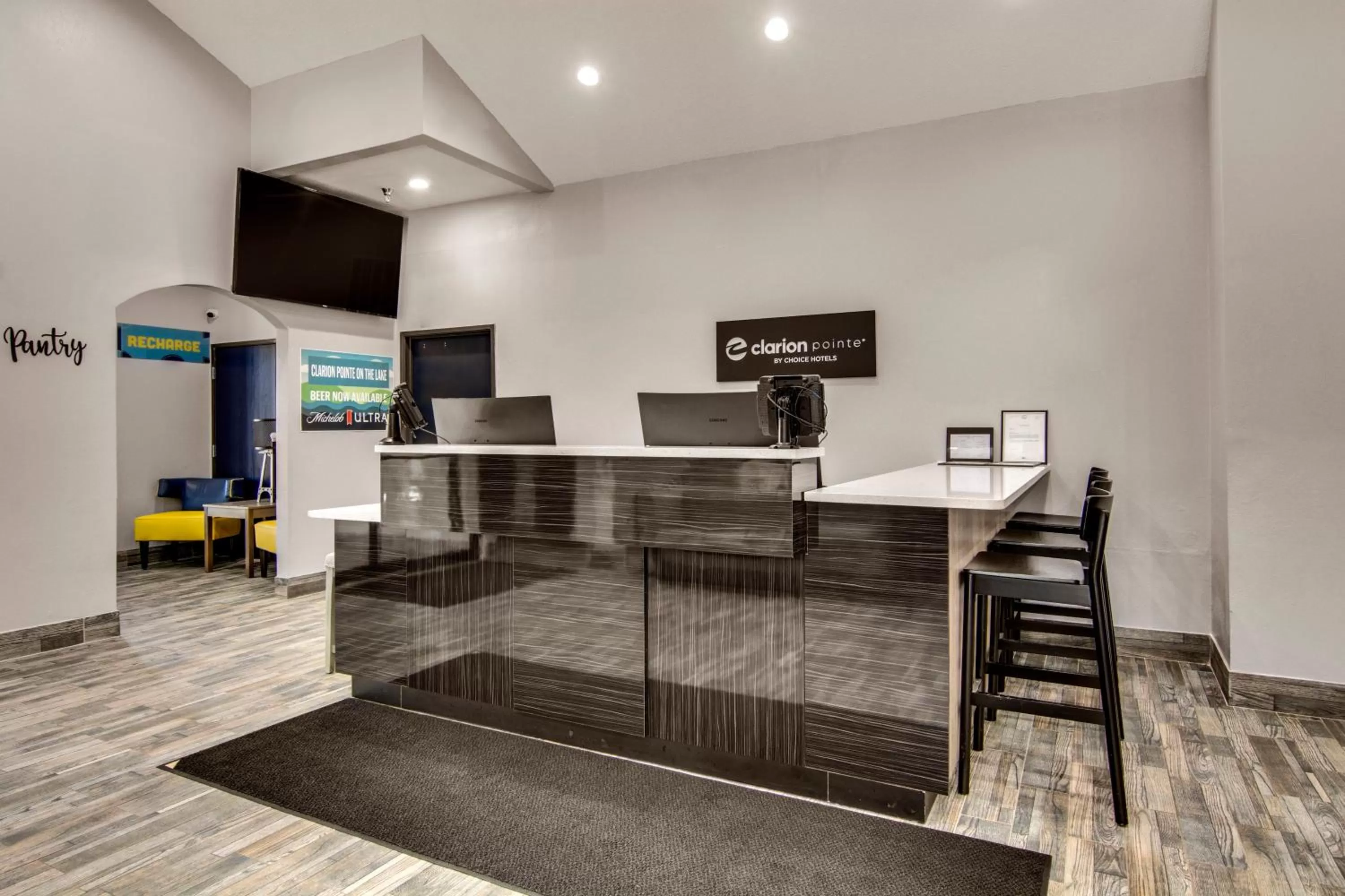 Lobby or reception in Clarion Pointe on the lake Clarksville-South Hill West