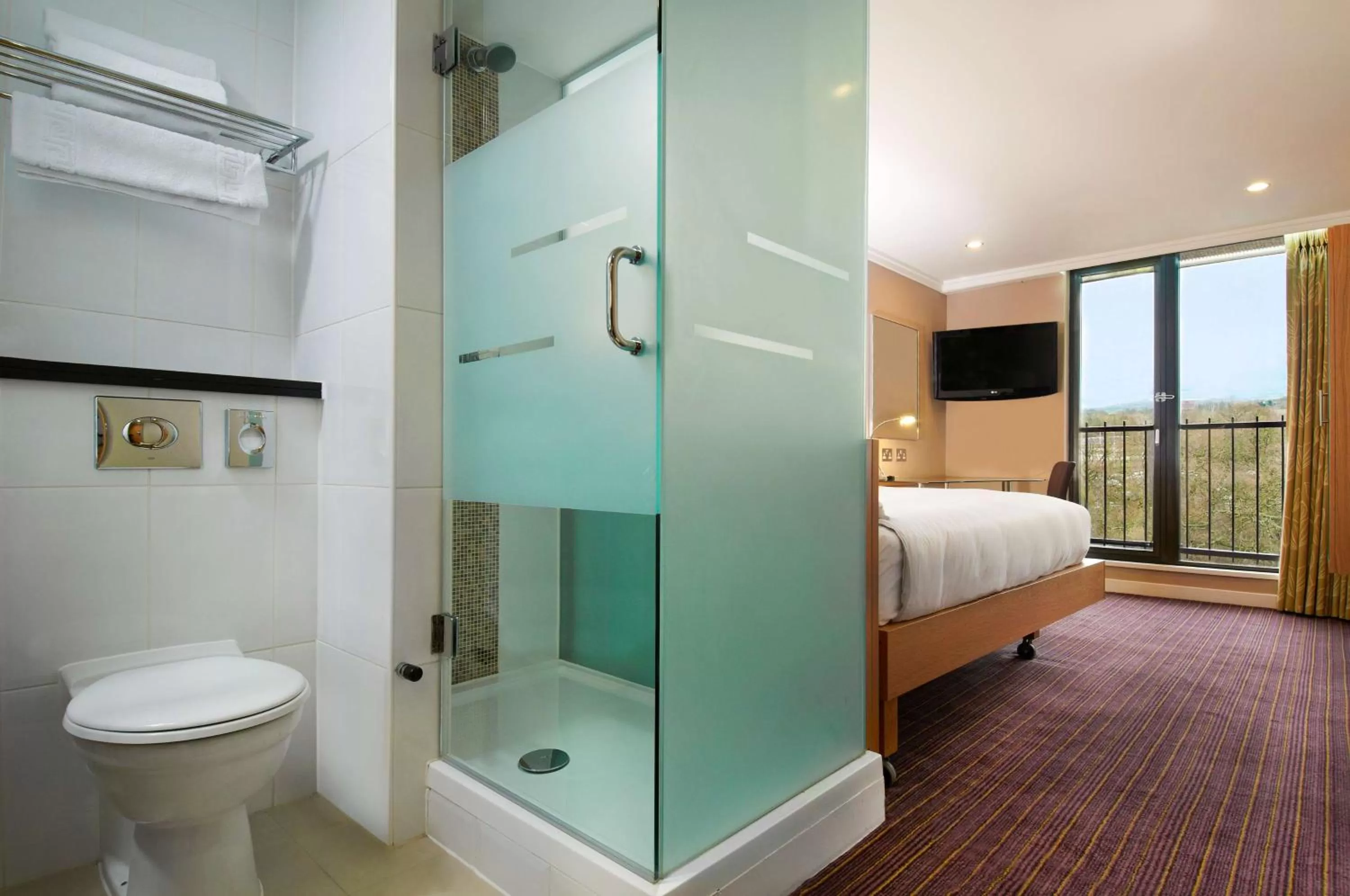 Bathroom, Bed in Hilton Birmingham Metropole Hotel