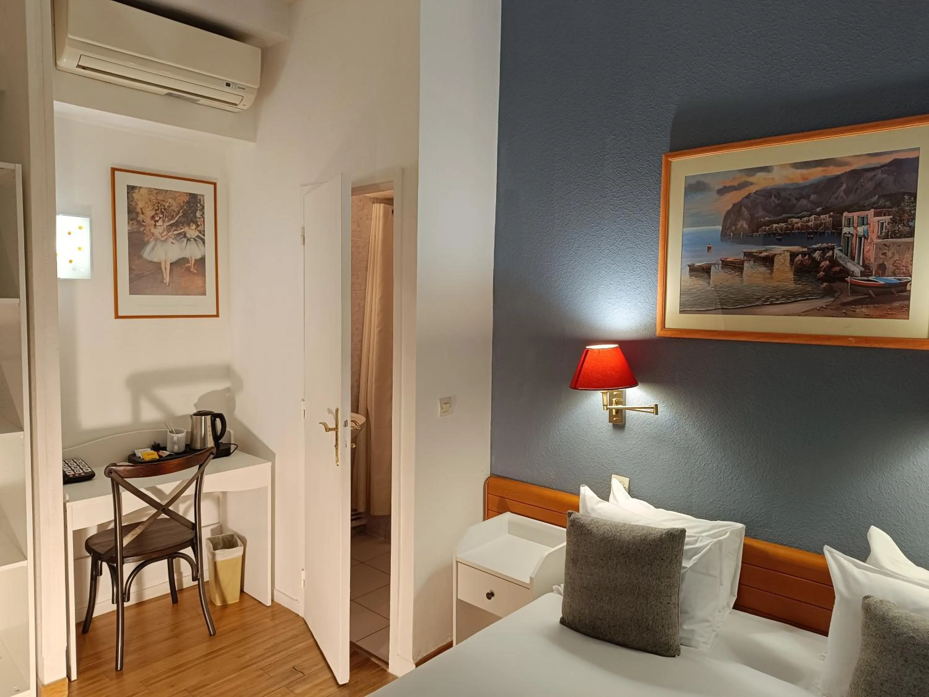 Bed in Hôtel Apollo Opéra