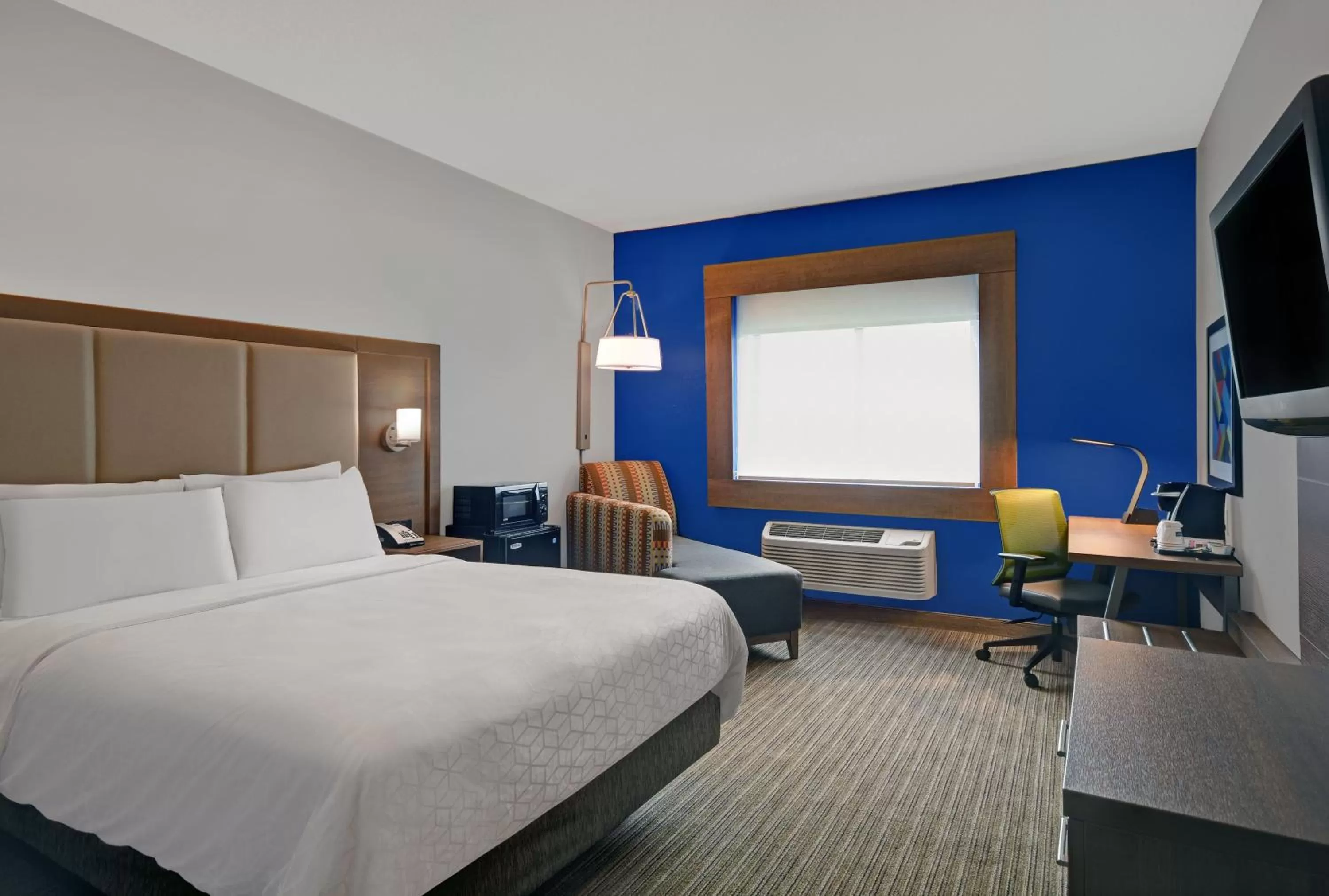 Photo of the whole room, Bed in Holiday Inn Express Adrian by IHG