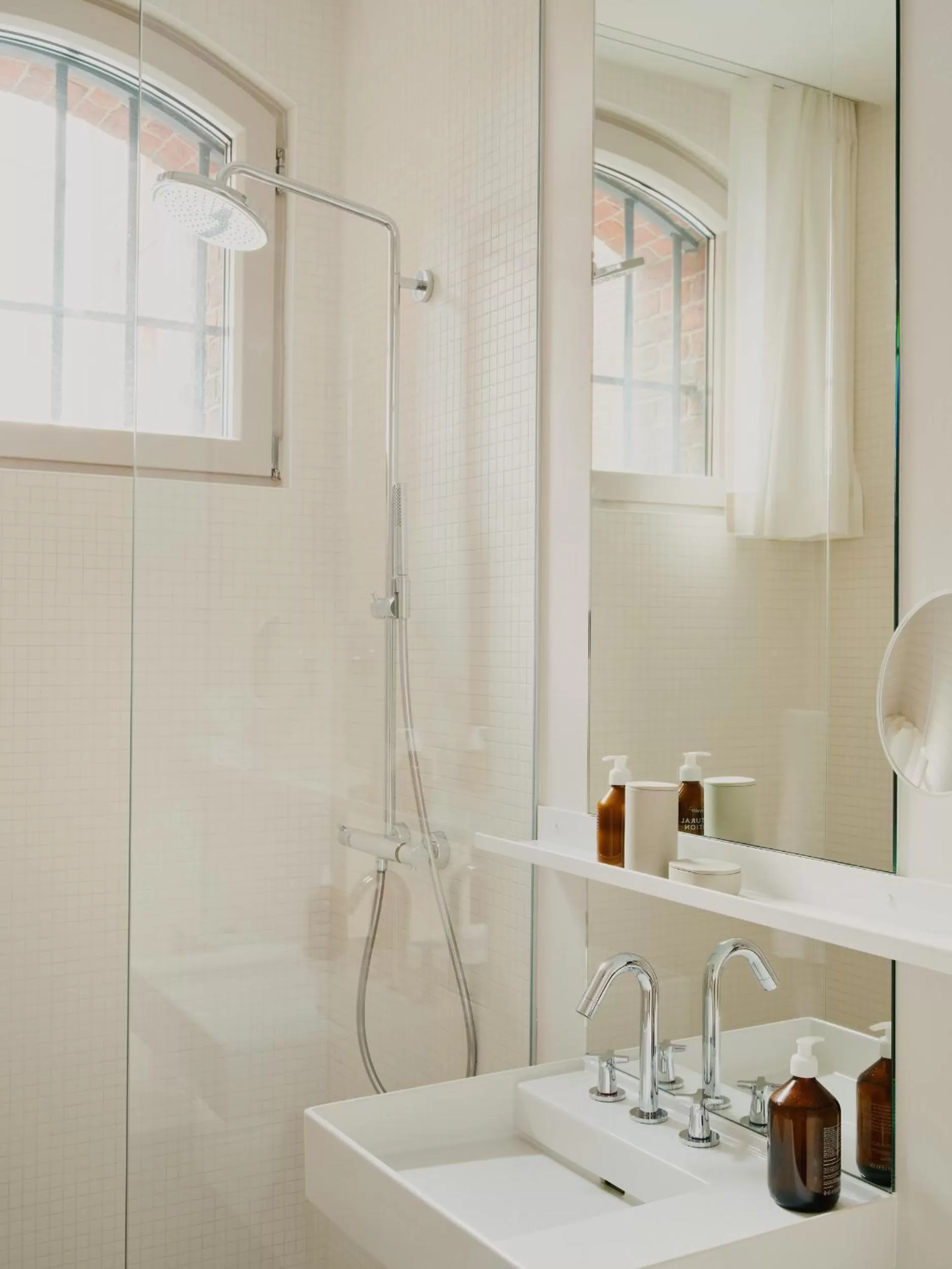 Toilet in Wilmina Hotel