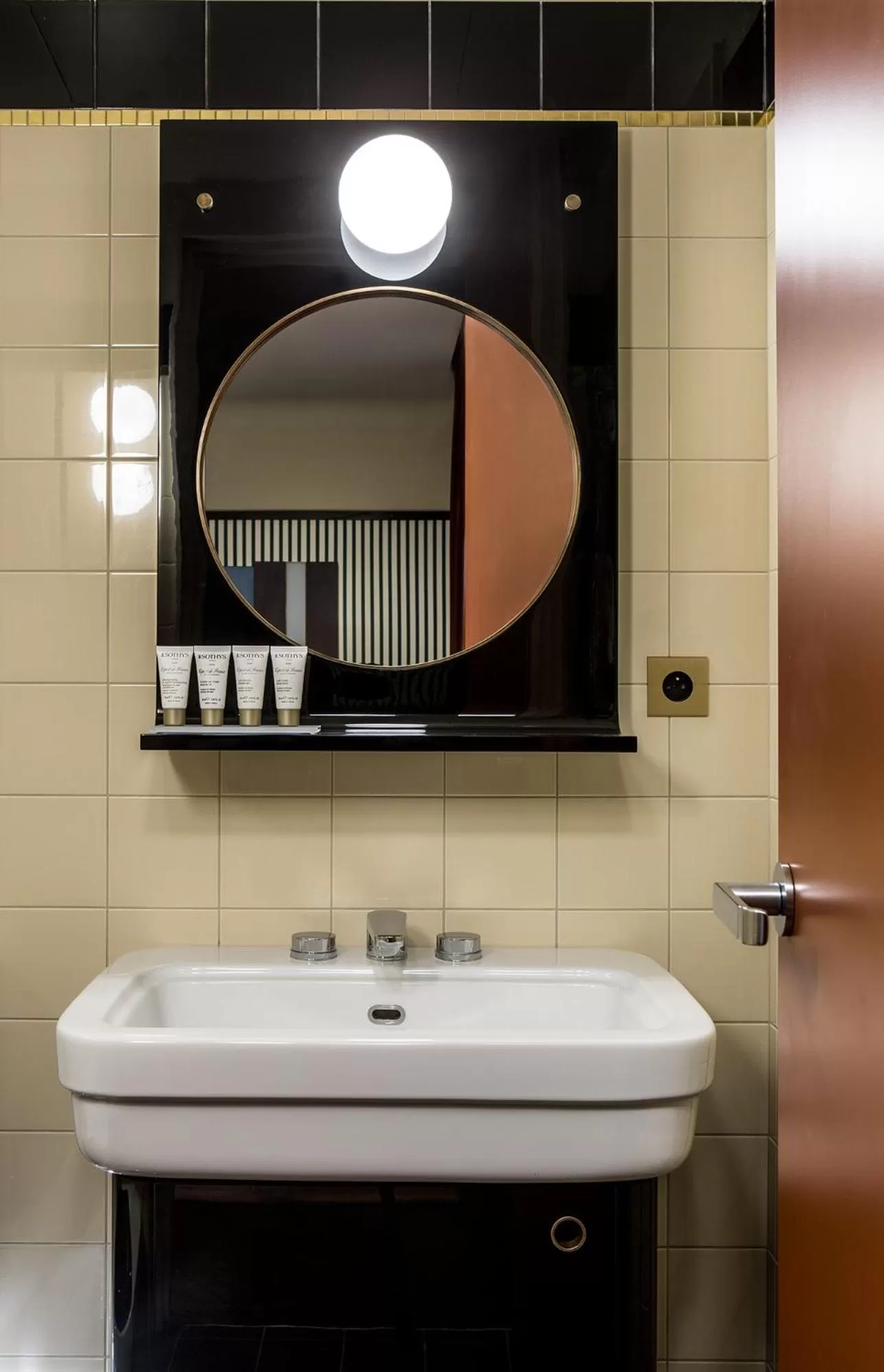 Bathroom in Hôtel du Rond-point des Champs-Élysées - Esprit de France
